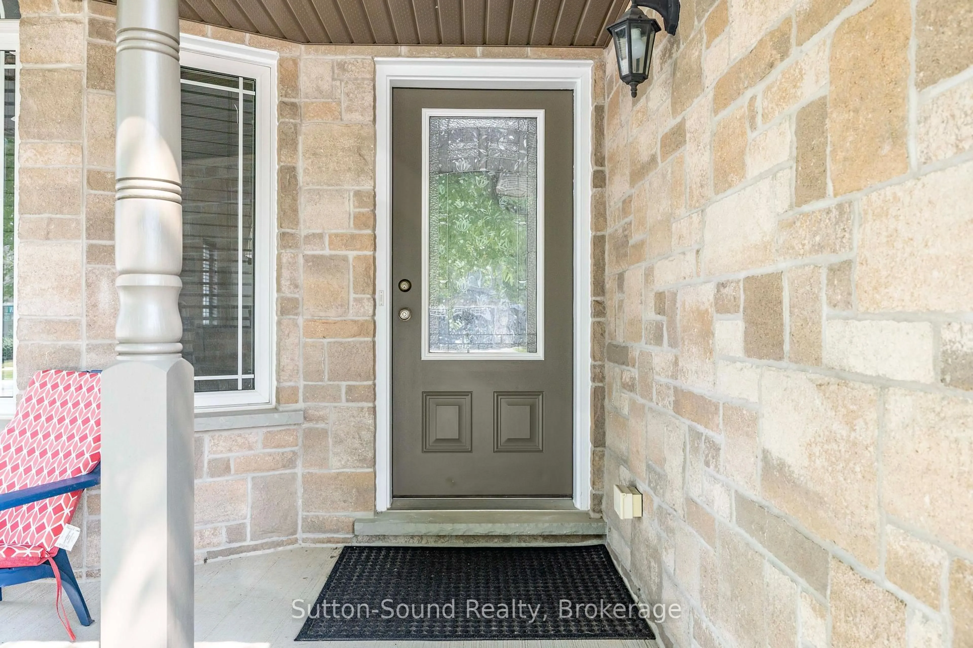 Indoor entryway for 221 2nd Ave, Owen Sound Ontario N4K 0A6