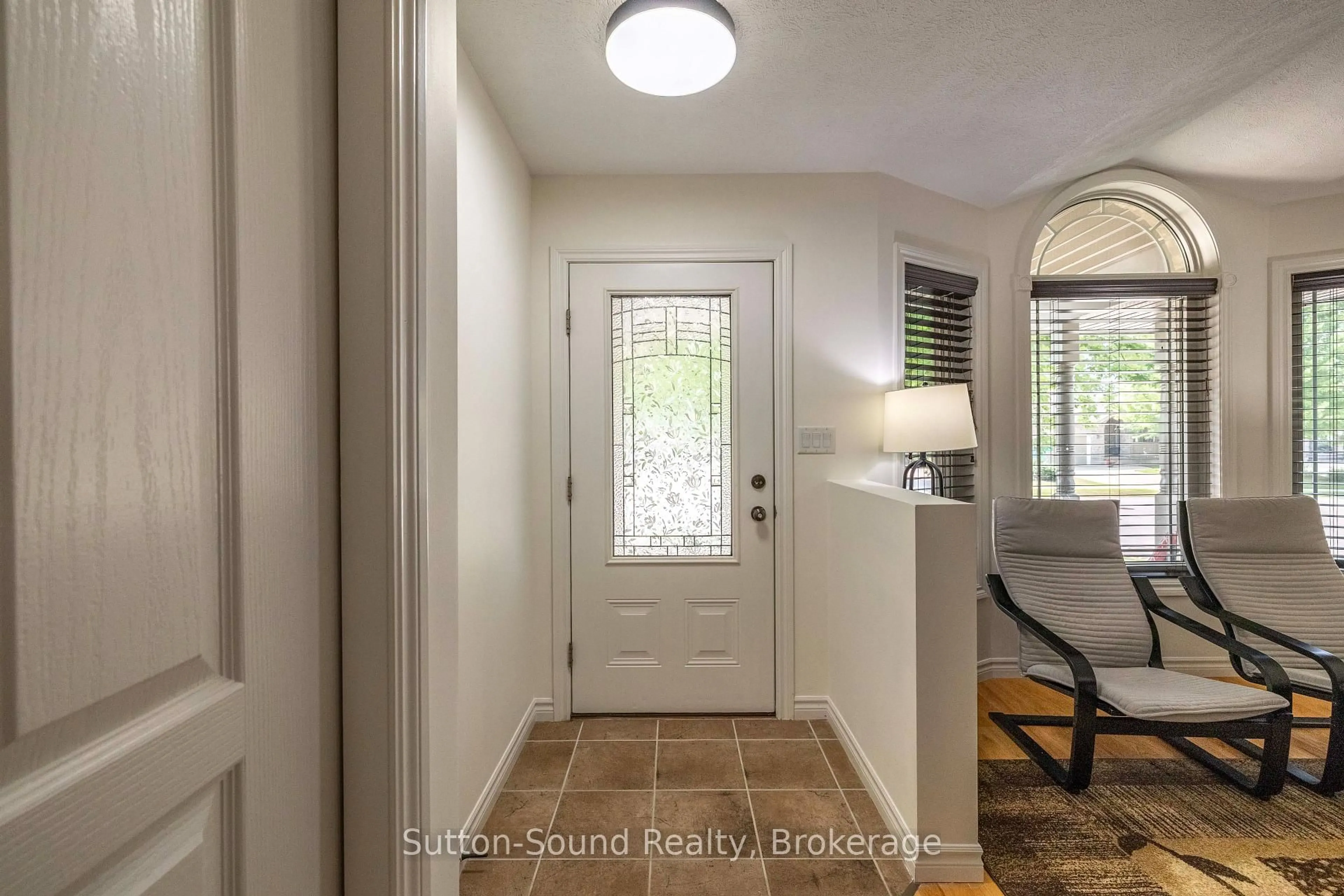 Indoor entryway for 221 2nd Ave, Owen Sound Ontario N4K 0A6