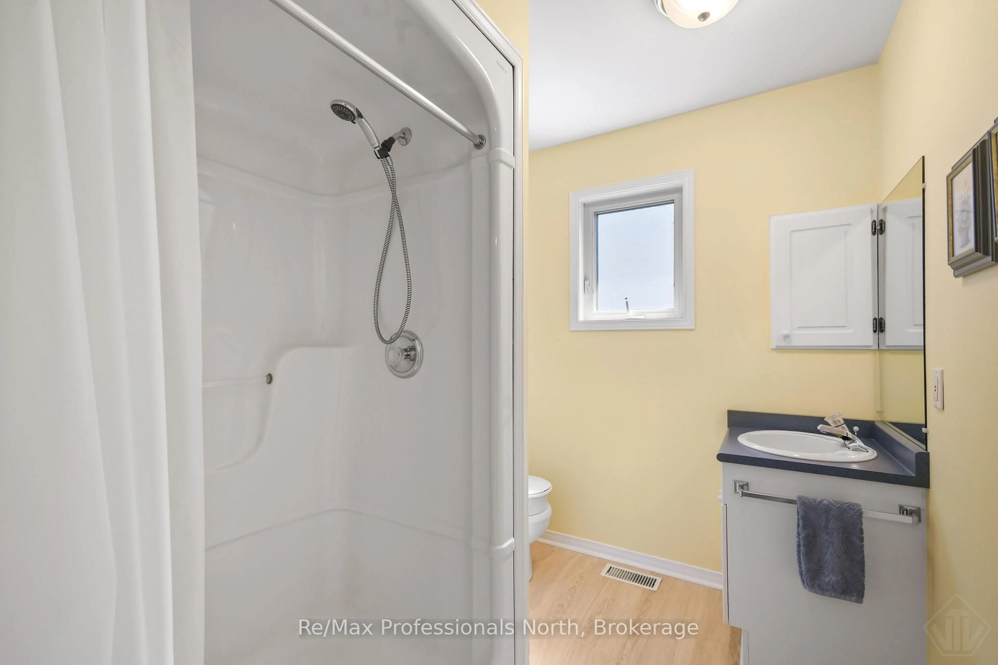 Standard bathroom, unknown for 60 Pineridge Gate, Gravenhurst Ontario P1P 1Y4