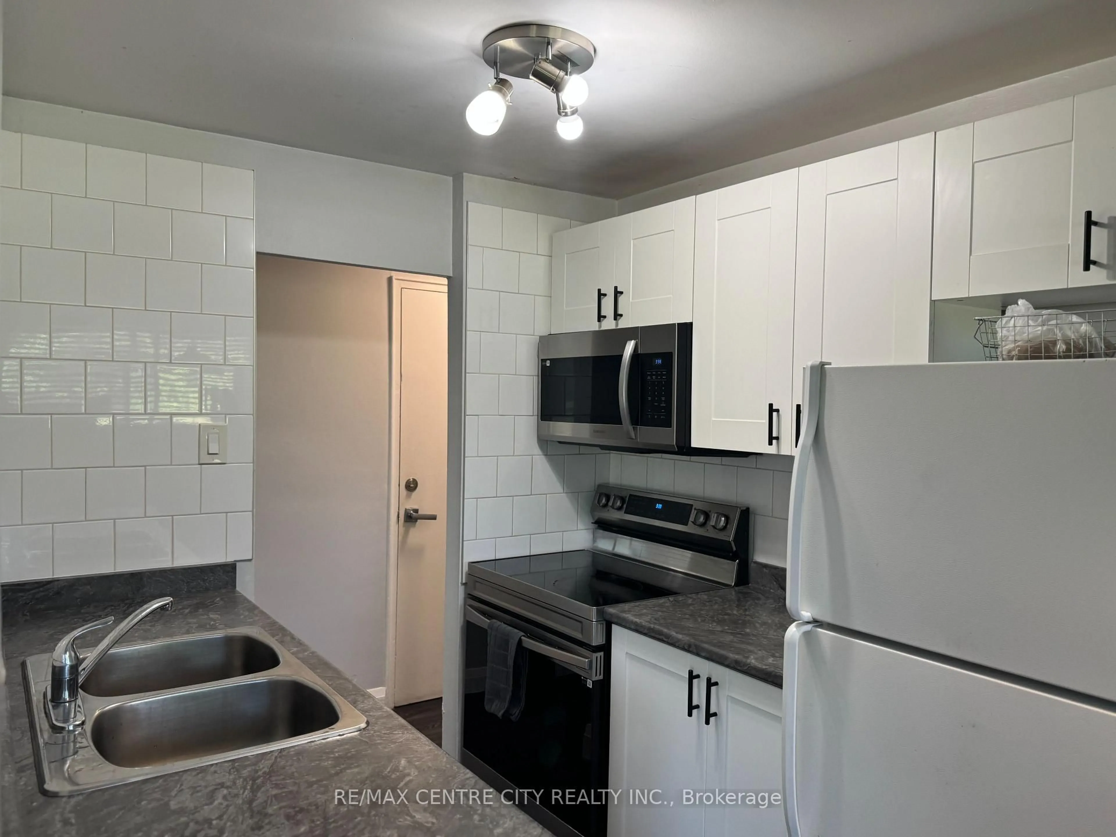 Standard kitchen, unknown for 1825 Whitney St #105, London East Ontario N5W 2W3