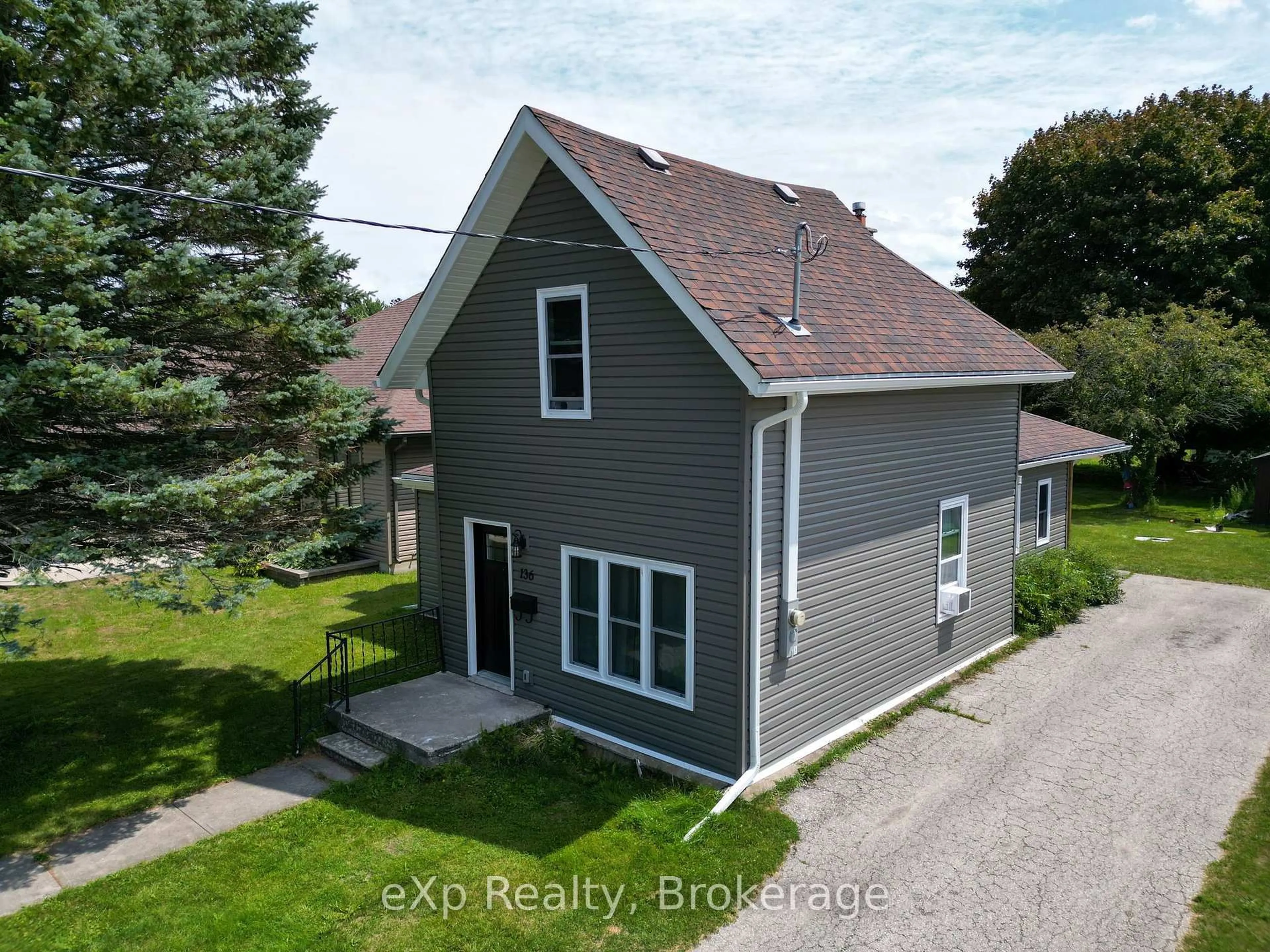 A pic from outside/outdoor area/front of a property/back of a property/a pic from drone, building for 136 Breadalbane St, Saugeen Shores Ontario N0H 2L0