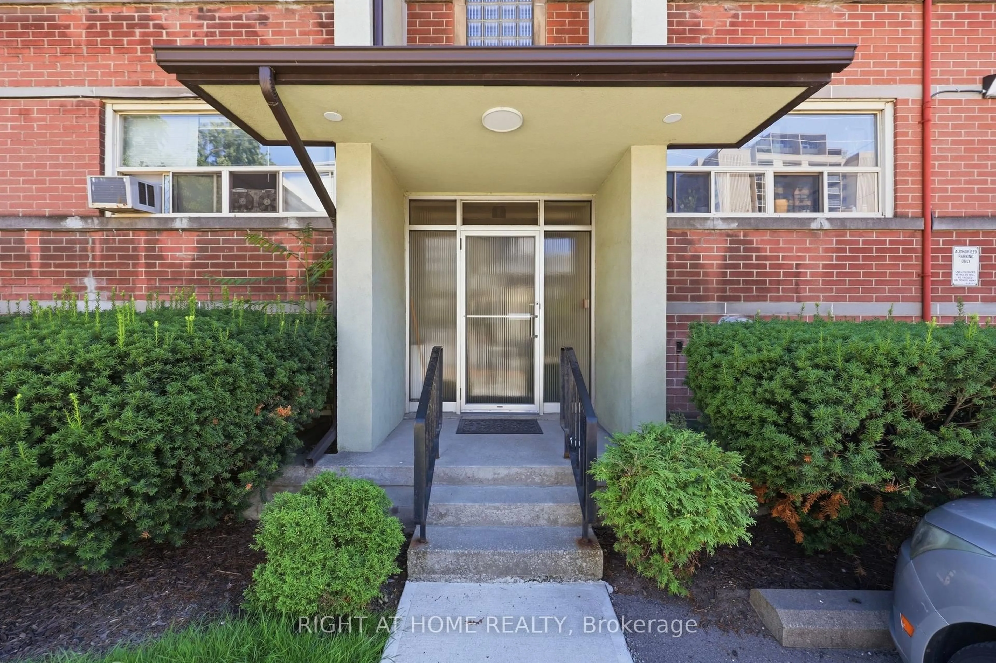 Indoor entryway for 223 MacNab St #11, Hamilton Ontario L8P 3C9