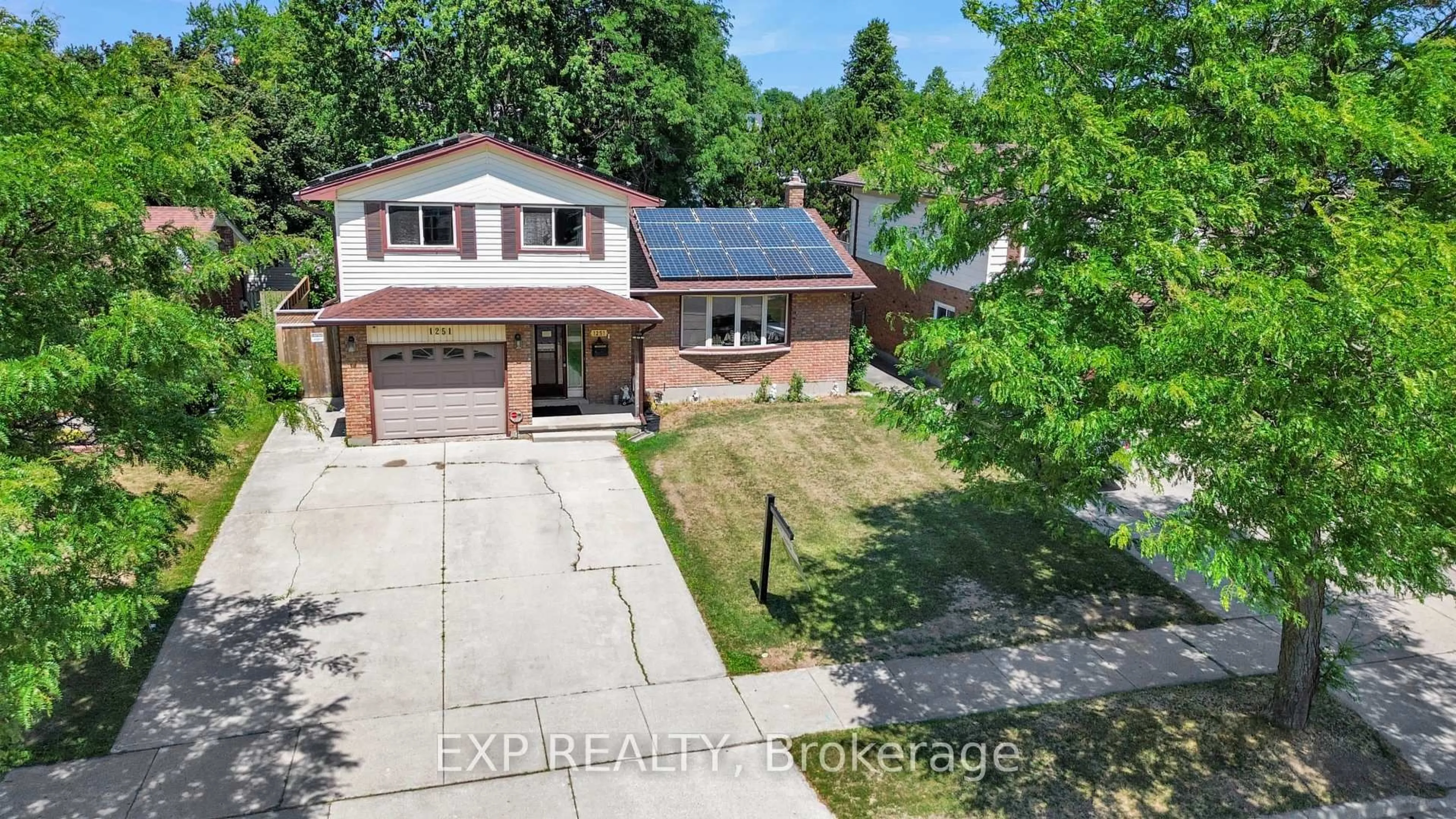 A pic from outside/outdoor area/front of a property/back of a property/a pic from drone, street for 1251 Jalna Blvd, London South Ontario N6E 2A8