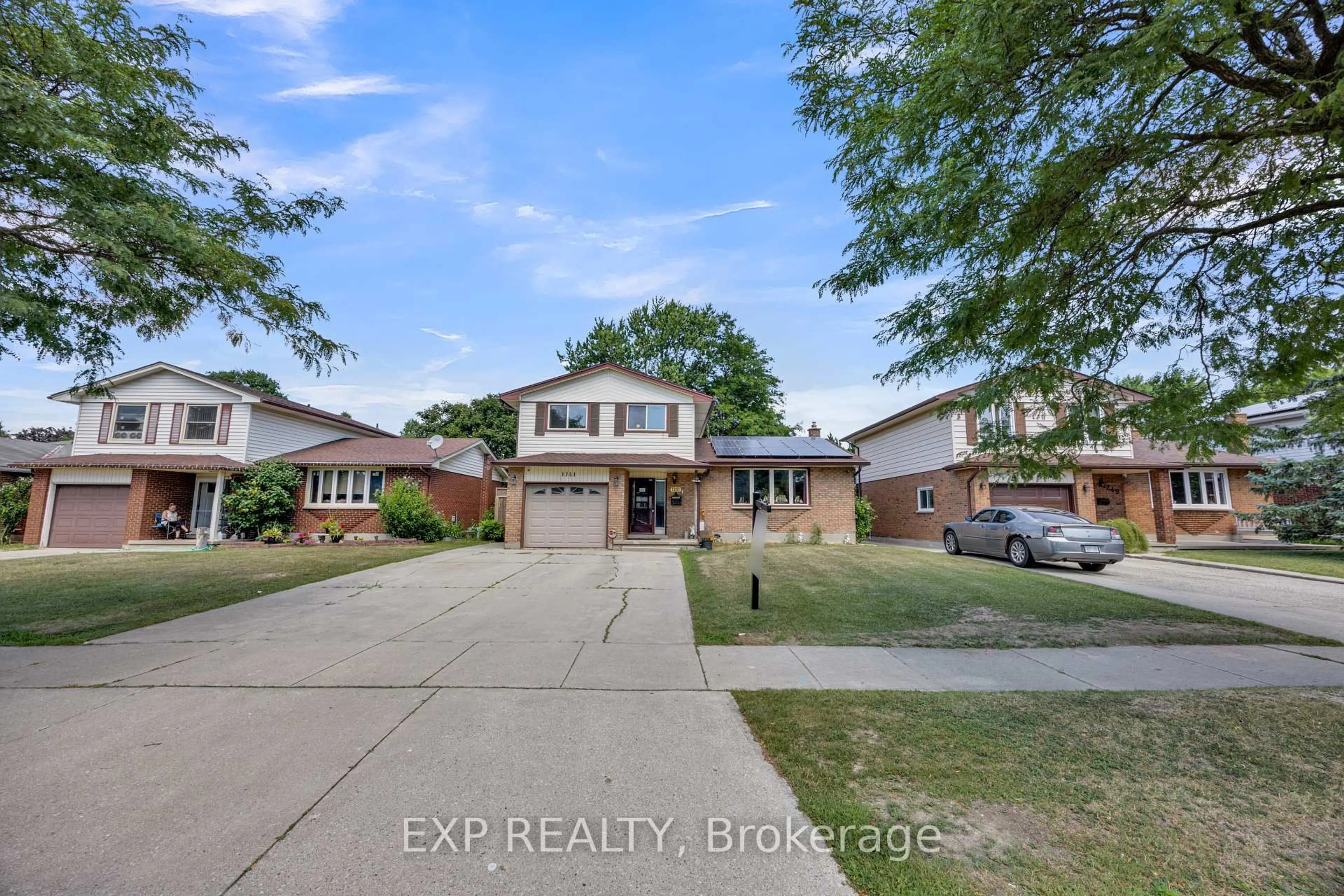 A pic from outside/outdoor area/front of a property/back of a property/a pic from drone, street for 1251 Jalna Blvd, London South Ontario N6E 2A8