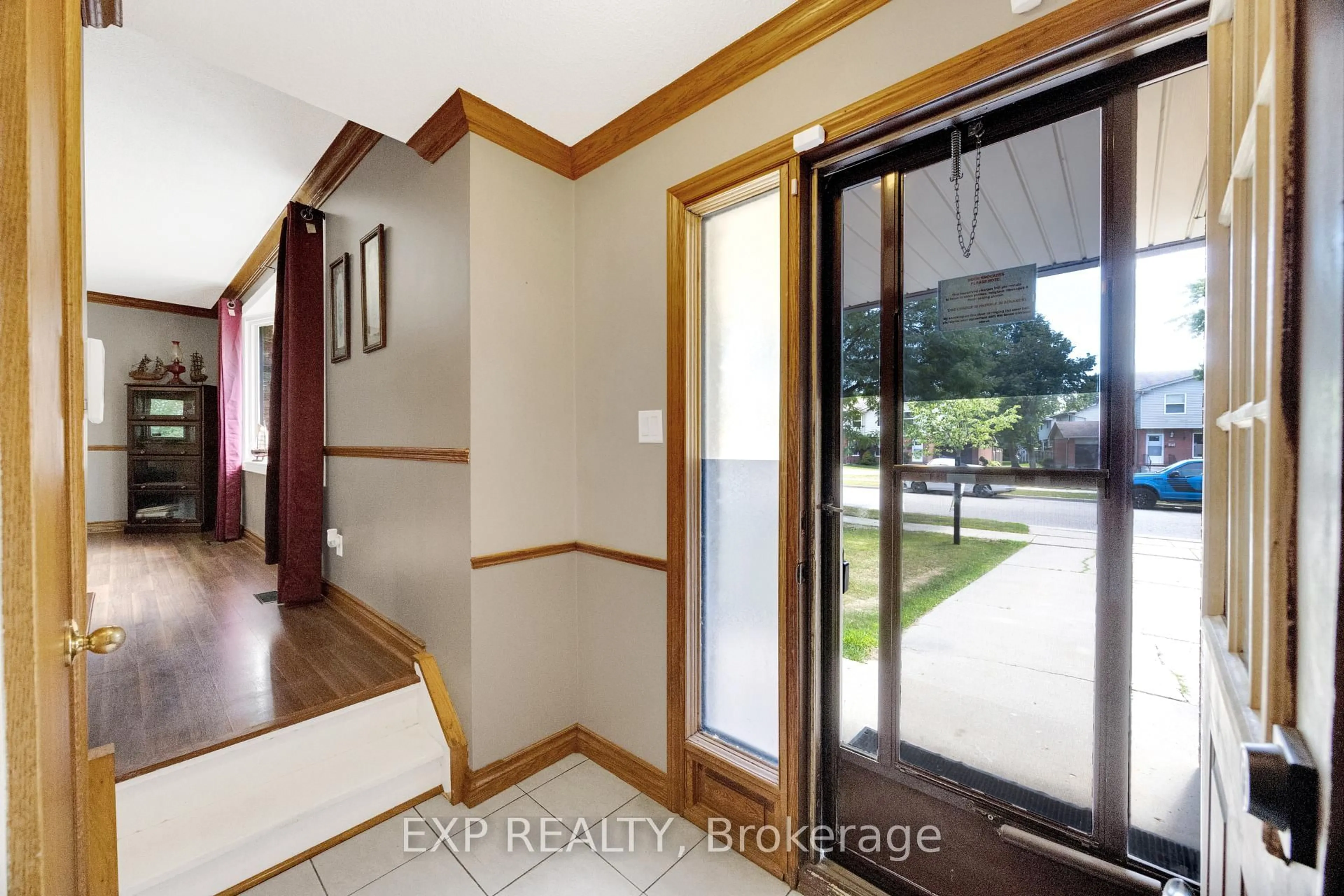 Indoor entryway for 1251 Jalna Blvd, London South Ontario N6E 2A8