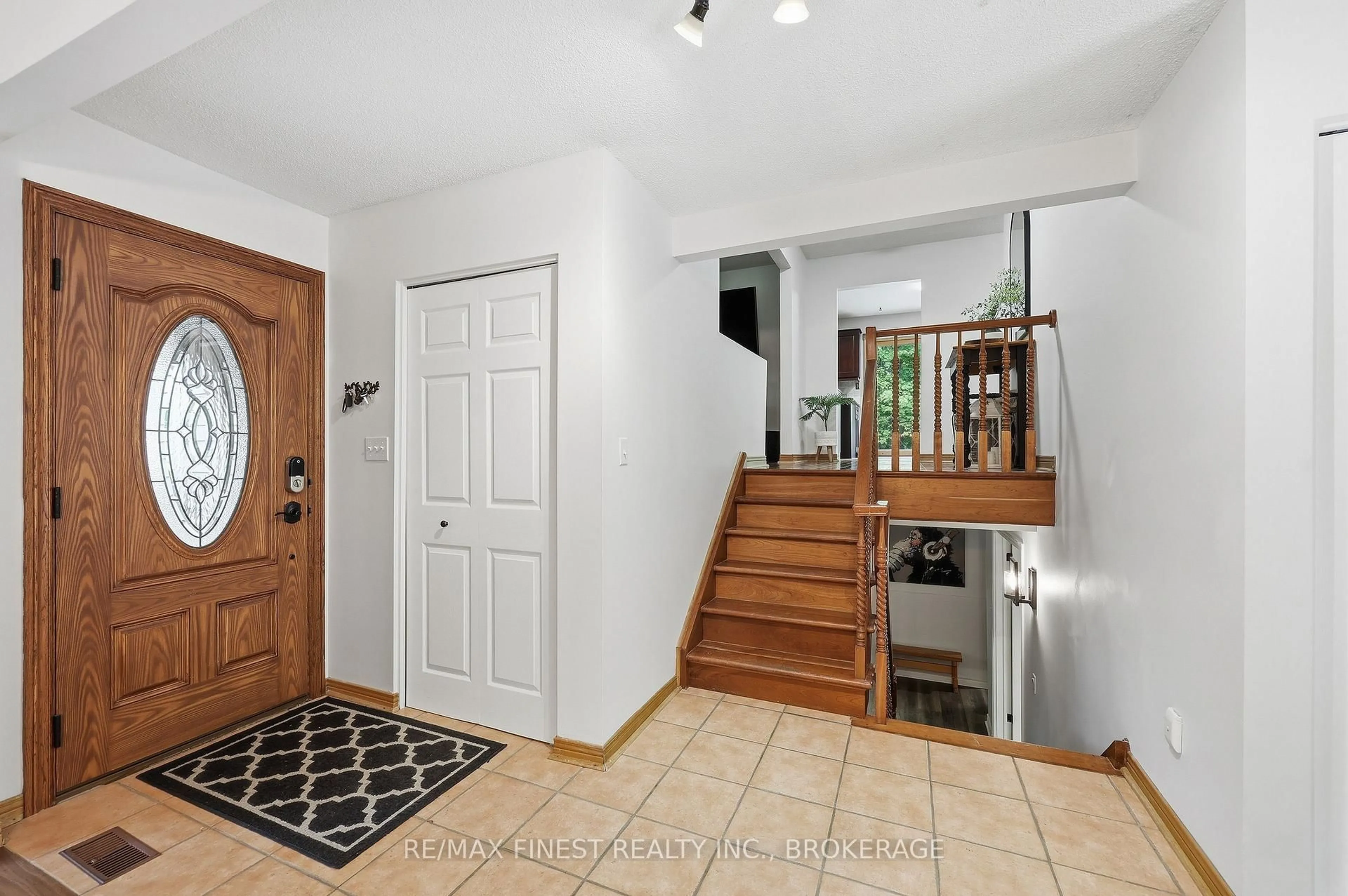 Indoor entryway for 1465 Middle Rd, Kingston Ontario K7L 5H6