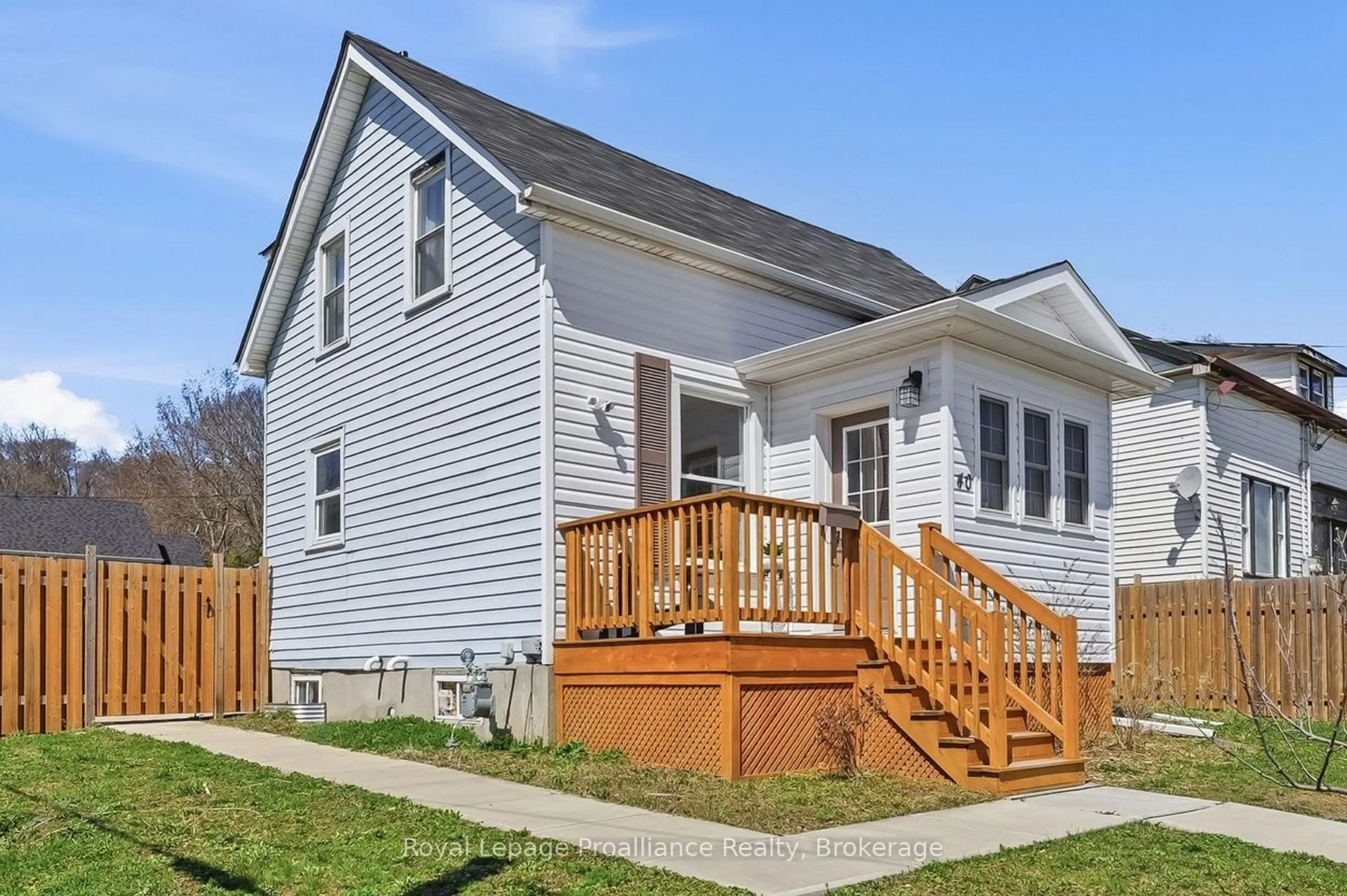 Home with vinyl exterior material, street for 40 Smith St, Port Hope Ontario L1A 3A4