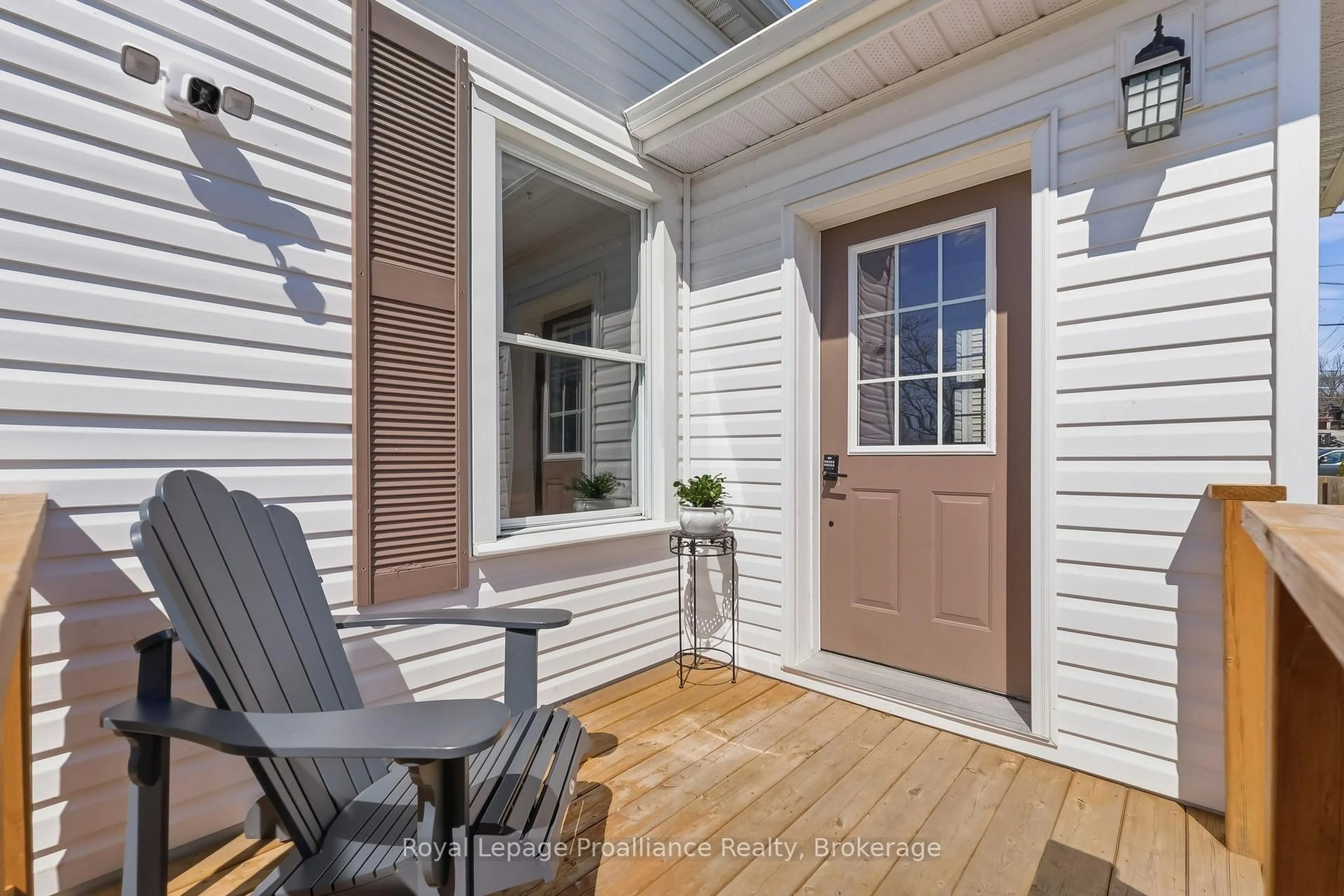 Indoor entryway for 40 Smith St, Port Hope Ontario L1A 3A4