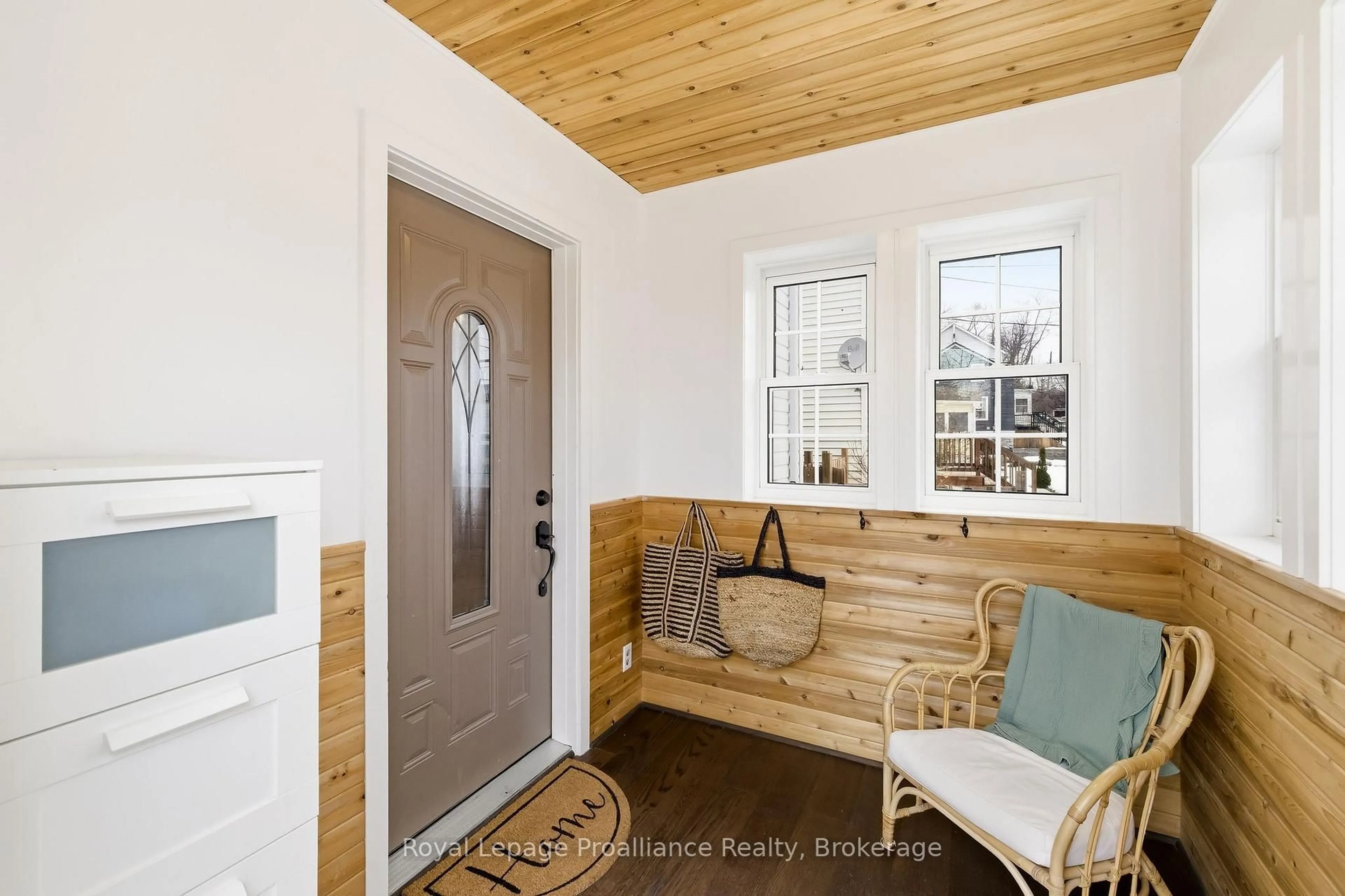 Indoor entryway for 40 Smith St, Port Hope Ontario L1A 3A4