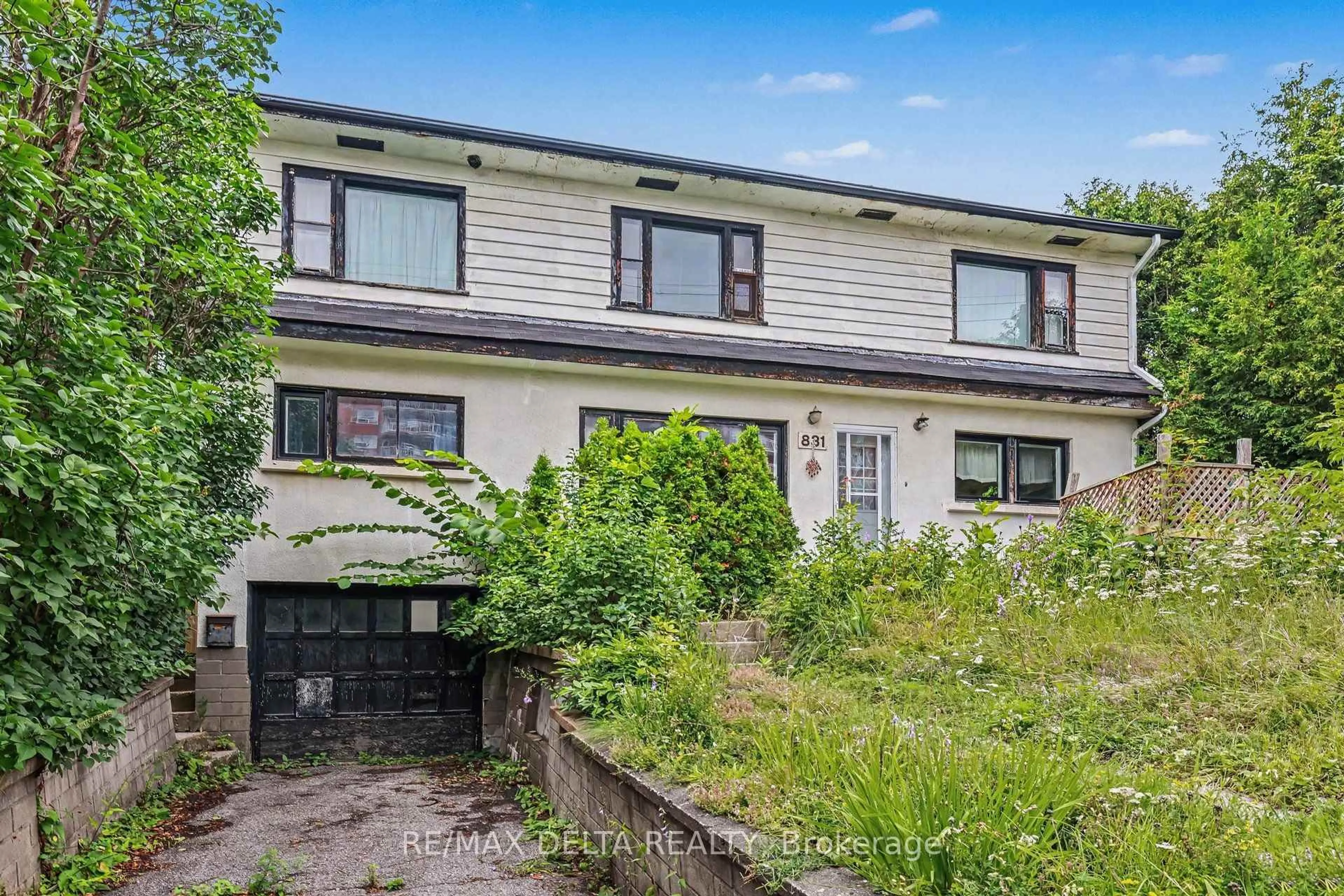 A pic from outside/outdoor area/front of a property/back of a property/a pic from drone, street for 831 Montreal Rd, Ottawa Ontario K1K 0S9