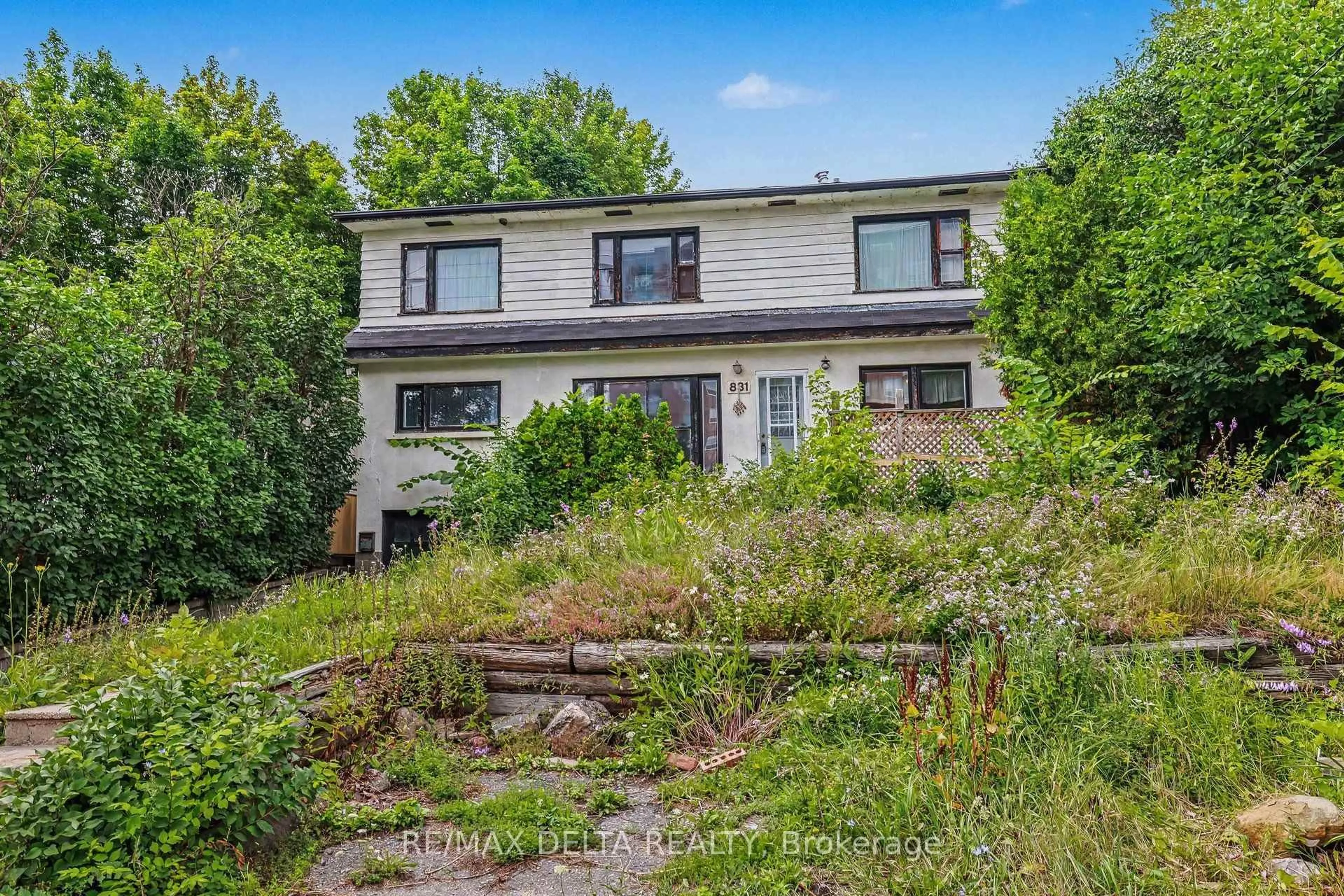 A pic from outside/outdoor area/front of a property/back of a property/a pic from drone, unknown for 831 Montreal Rd, Ottawa Ontario K1K 0S9
