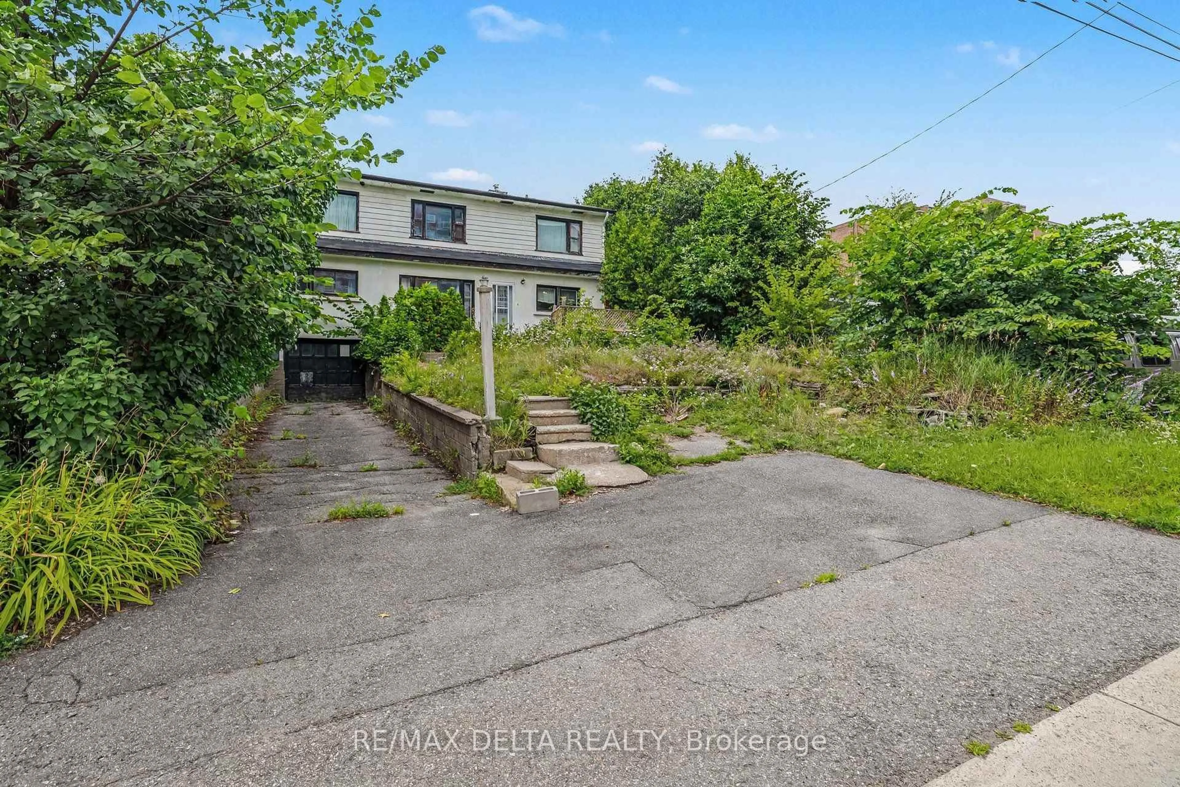 A pic from outside/outdoor area/front of a property/back of a property/a pic from drone, street for 831 Montreal Rd, Ottawa Ontario K1K 0S9