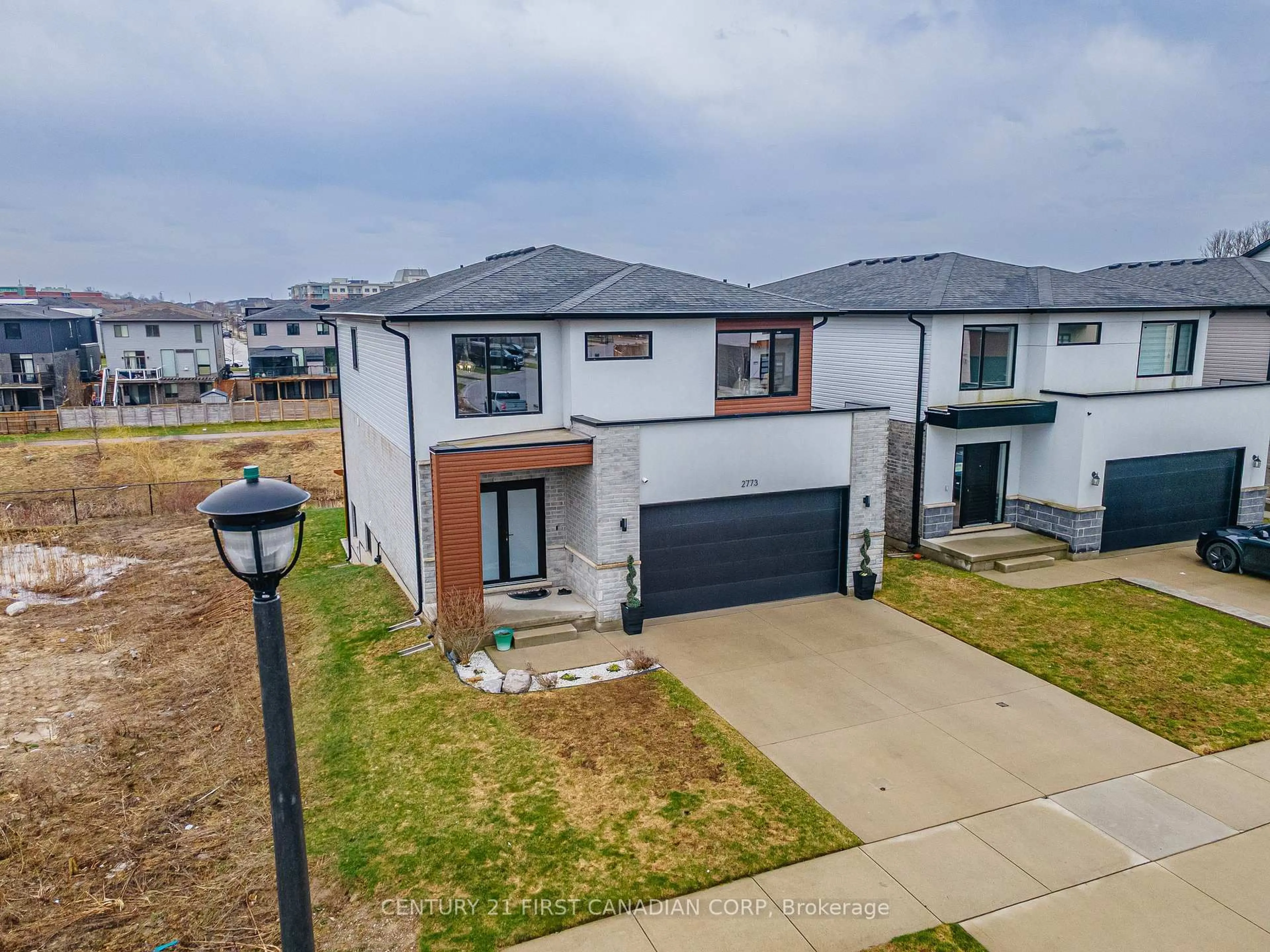 A pic from outside/outdoor area/front of a property/back of a property/a pic from drone, street for 2773 Heardcreek Tr, London North Ontario N6G 0W1