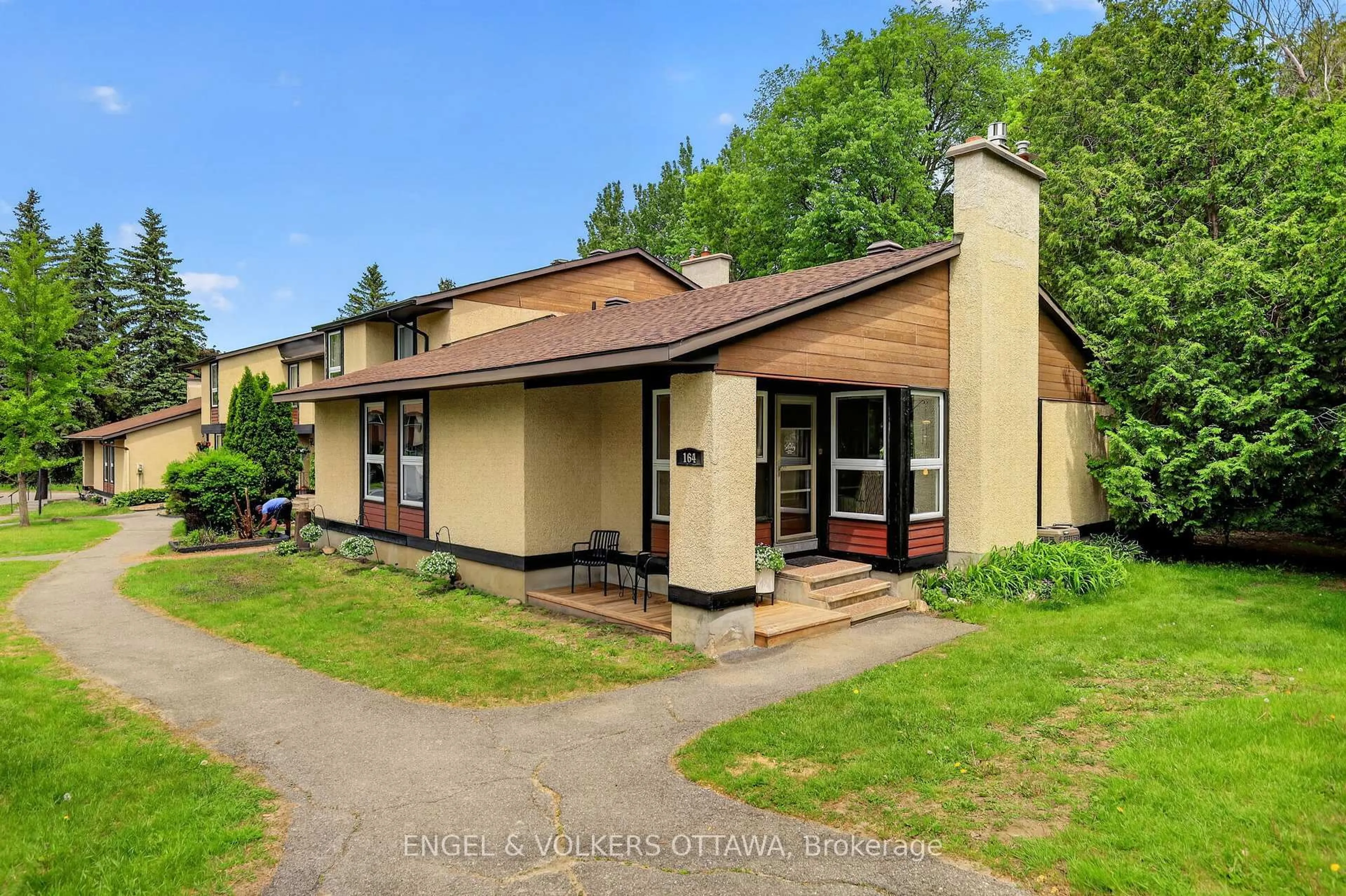 A pic from outside/outdoor area/front of a property/back of a property/a pic from drone, building for 164 McClintock Way #6, Ottawa Ontario K2L 2A4