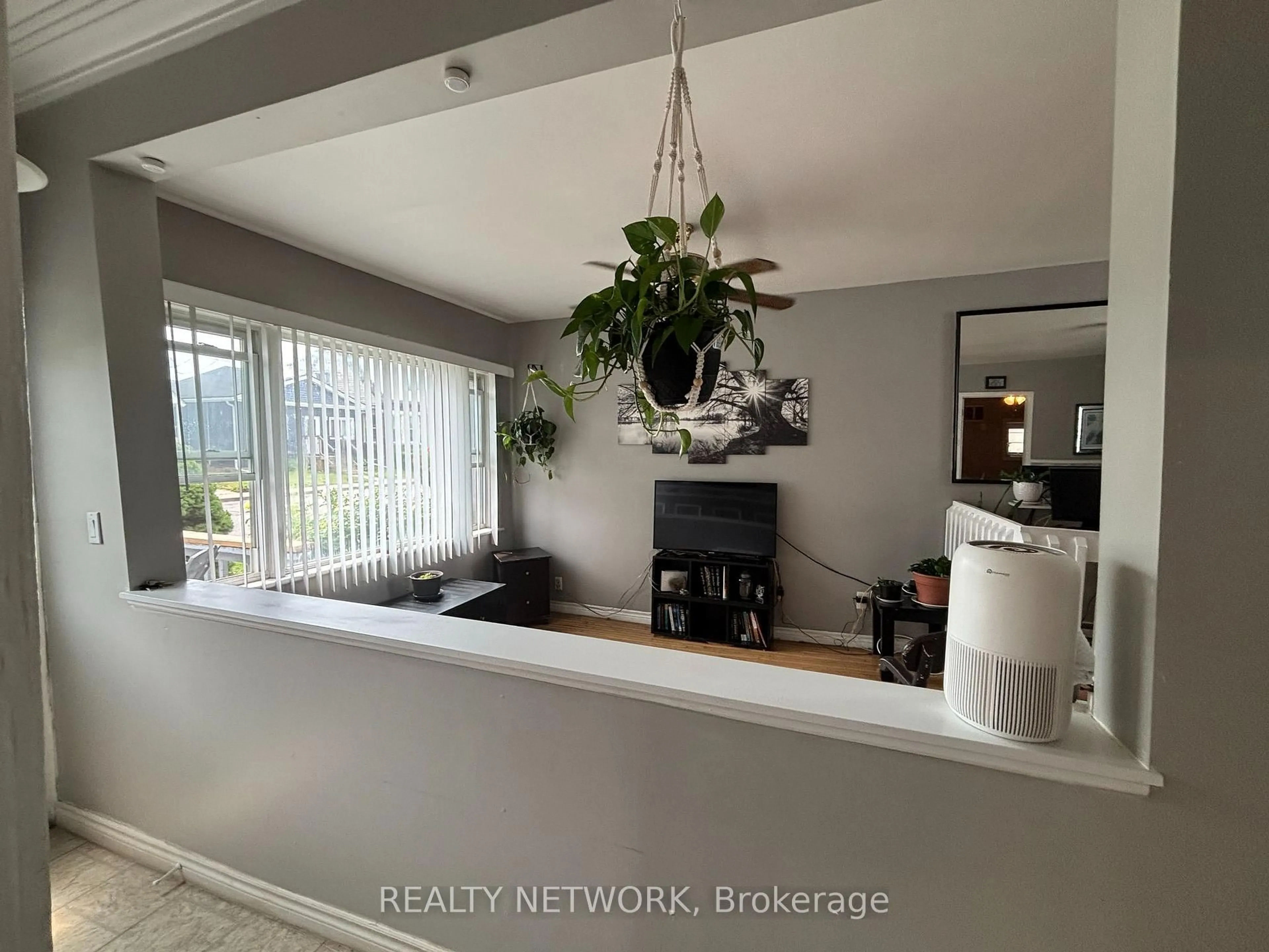 A pic of a room for 49 Highland Ave, Hamilton Ontario L8L 1Z2