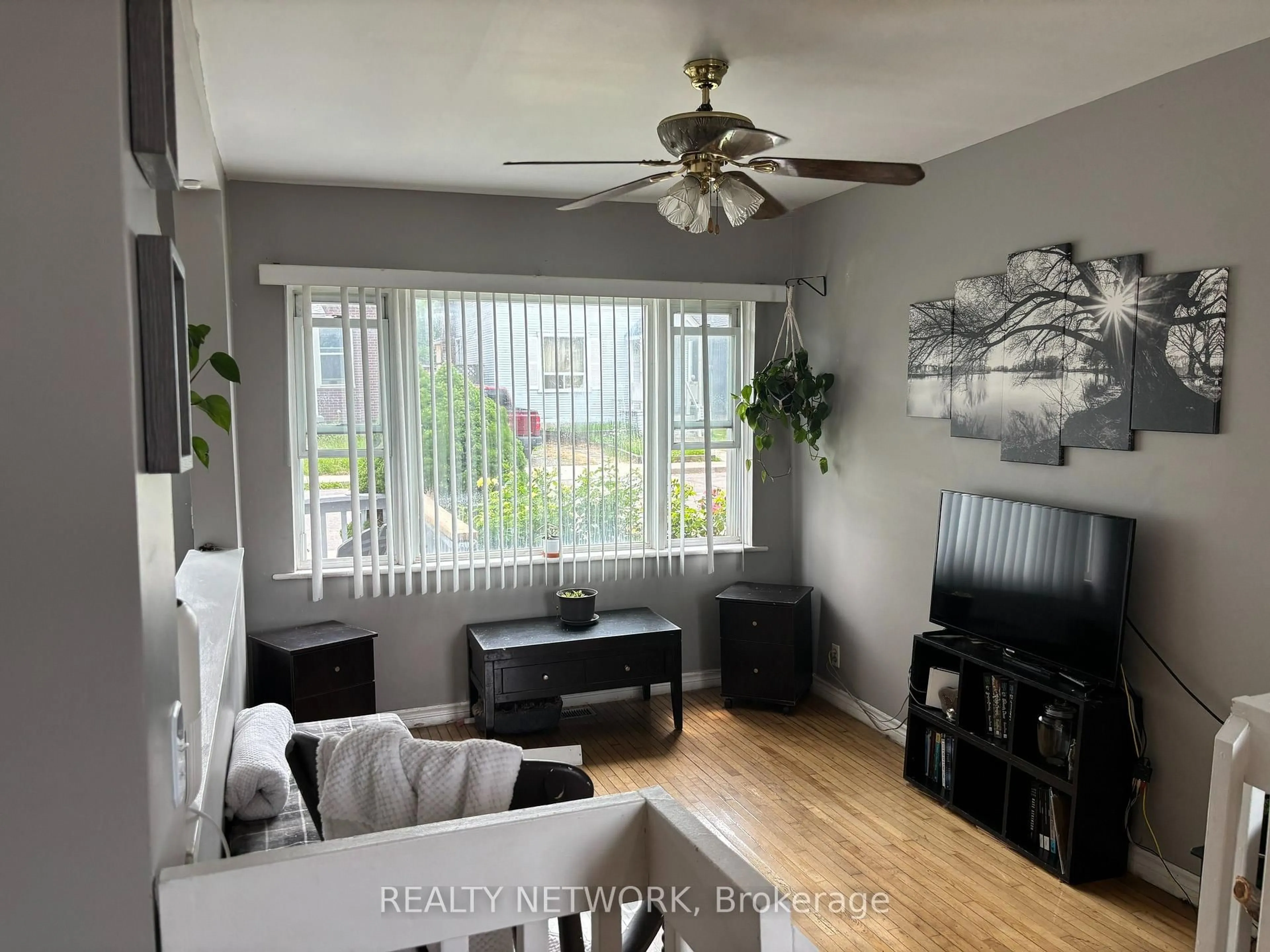 Living room with furniture, wood/laminate floor for 49 Highland Ave, Hamilton Ontario L8L 1Z2