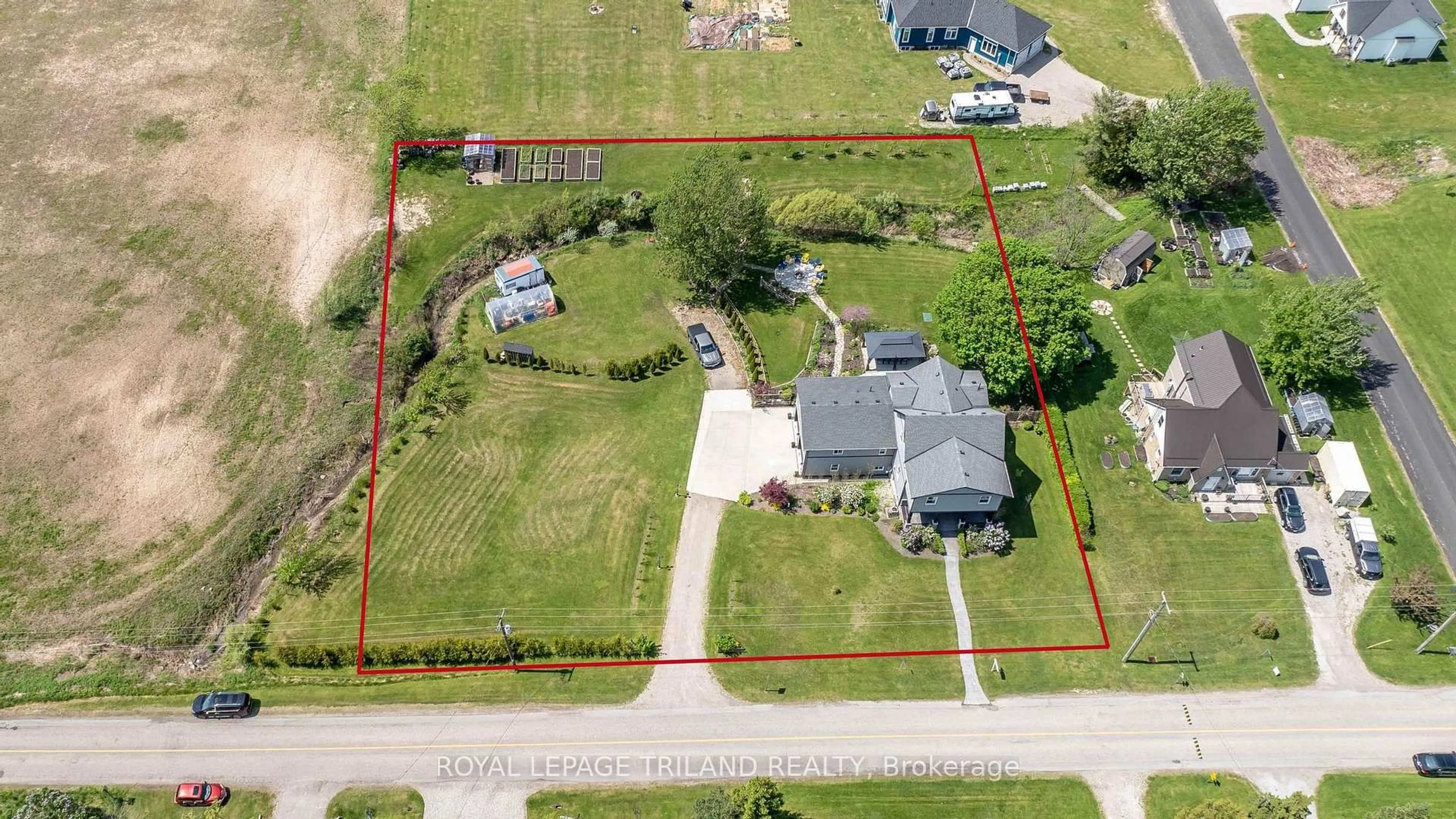 A pic from outside/outdoor area/front of a property/back of a property/a pic from drone, street for 33134 BACK St, Dutton/Dunwich Ontario N0L 1P0