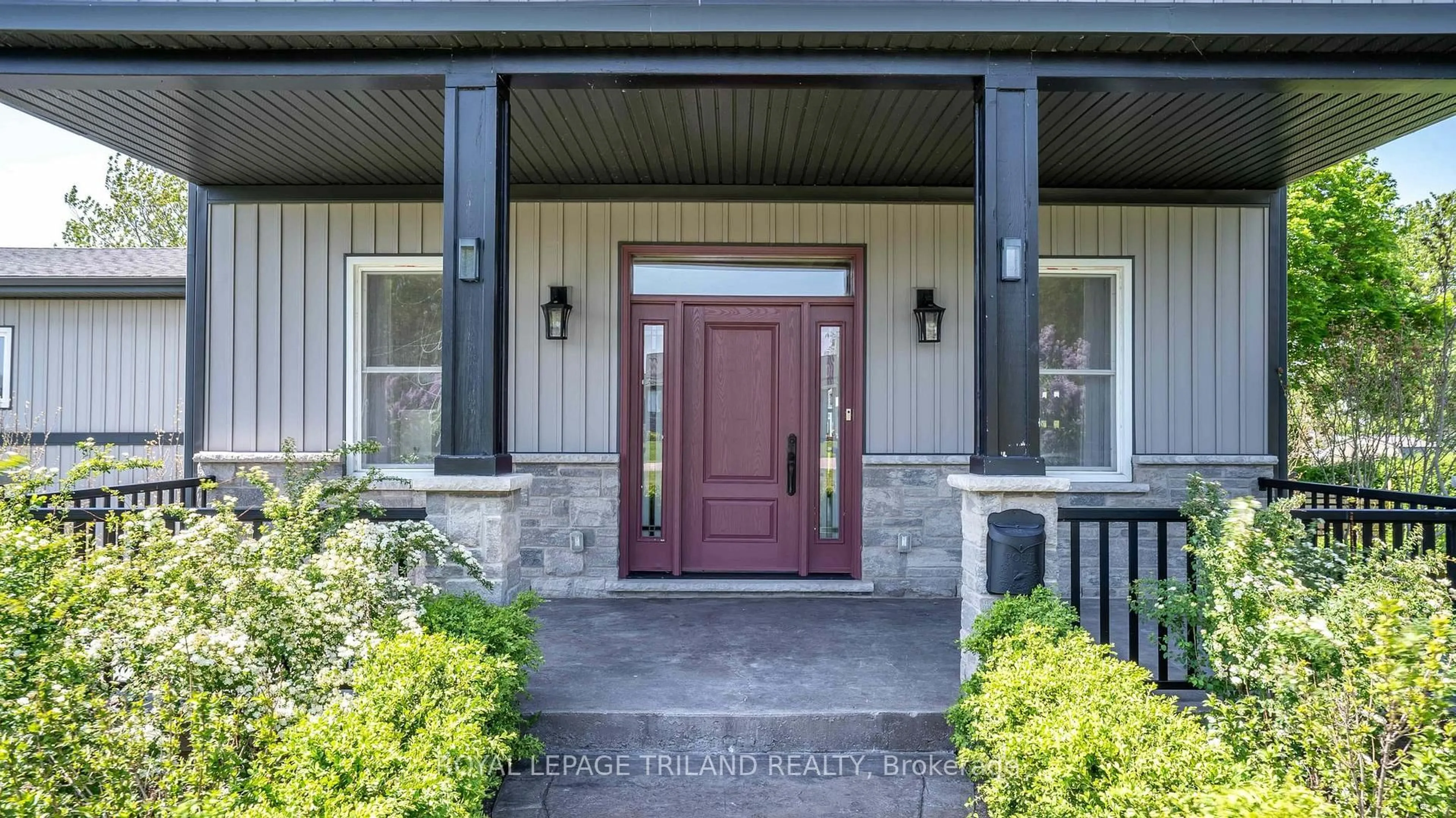 Indoor entryway for 33134 BACK St, Dutton/Dunwich Ontario N0L 1P0