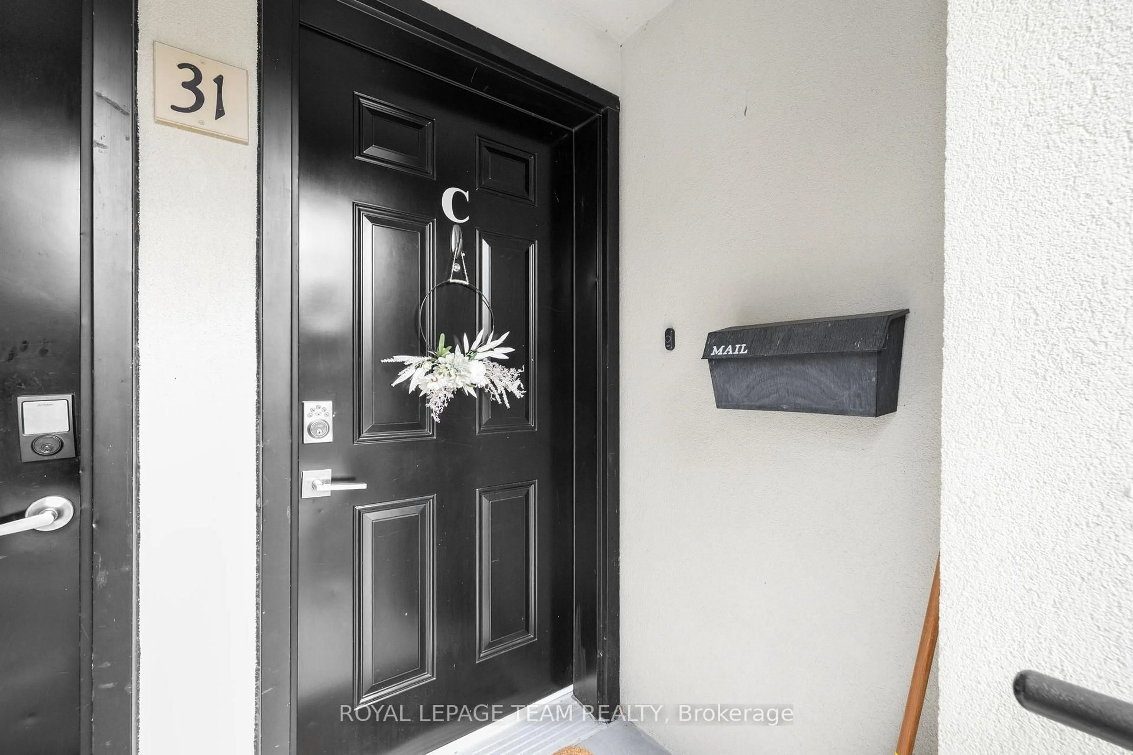 Indoor entryway for 31 Springfield Rd #C, Ottawa Ontario K1M 1C8