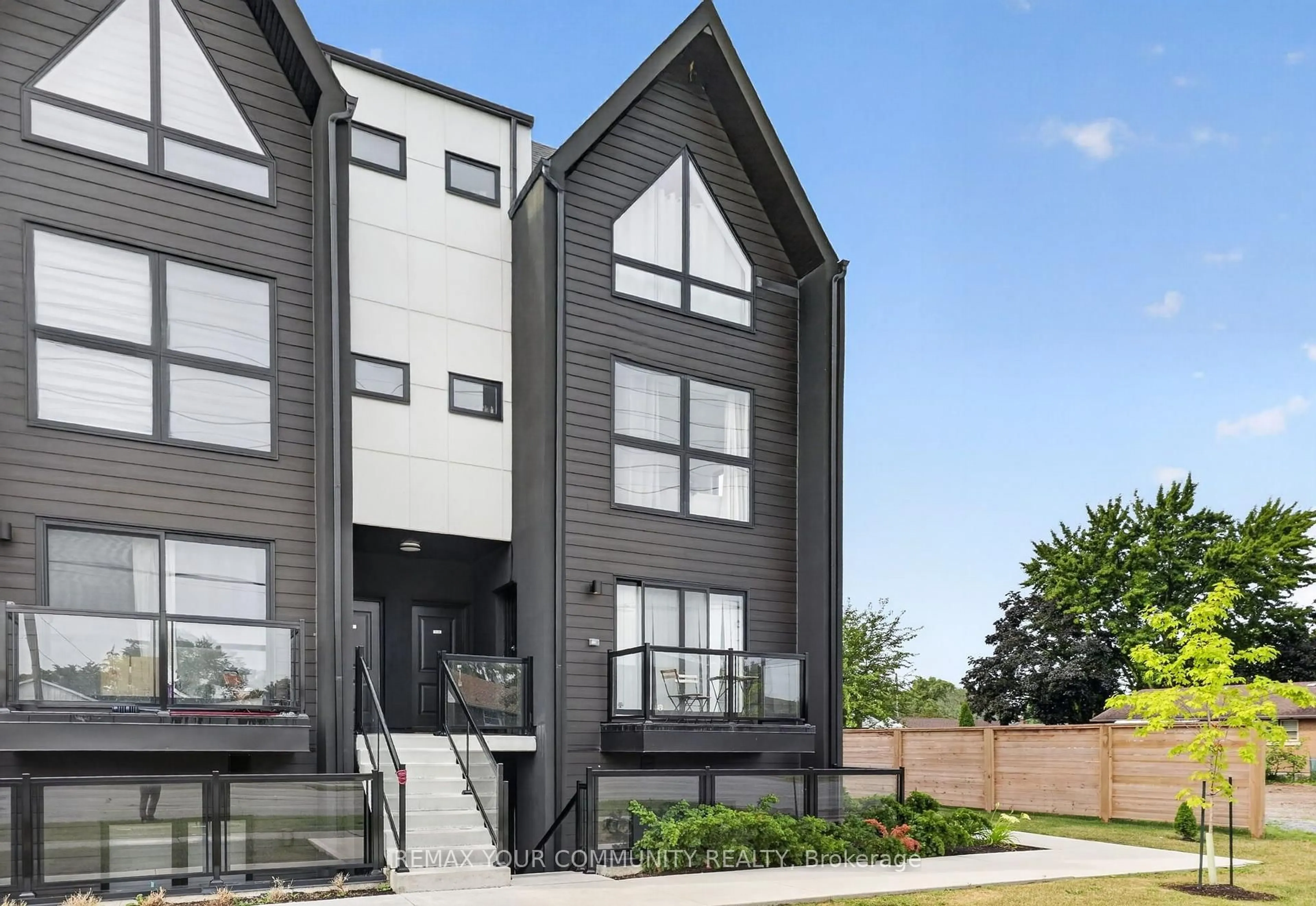 Home with vinyl exterior material, street for 7277 Wilson Cres #106, Niagara Falls Ontario L2G 4R8