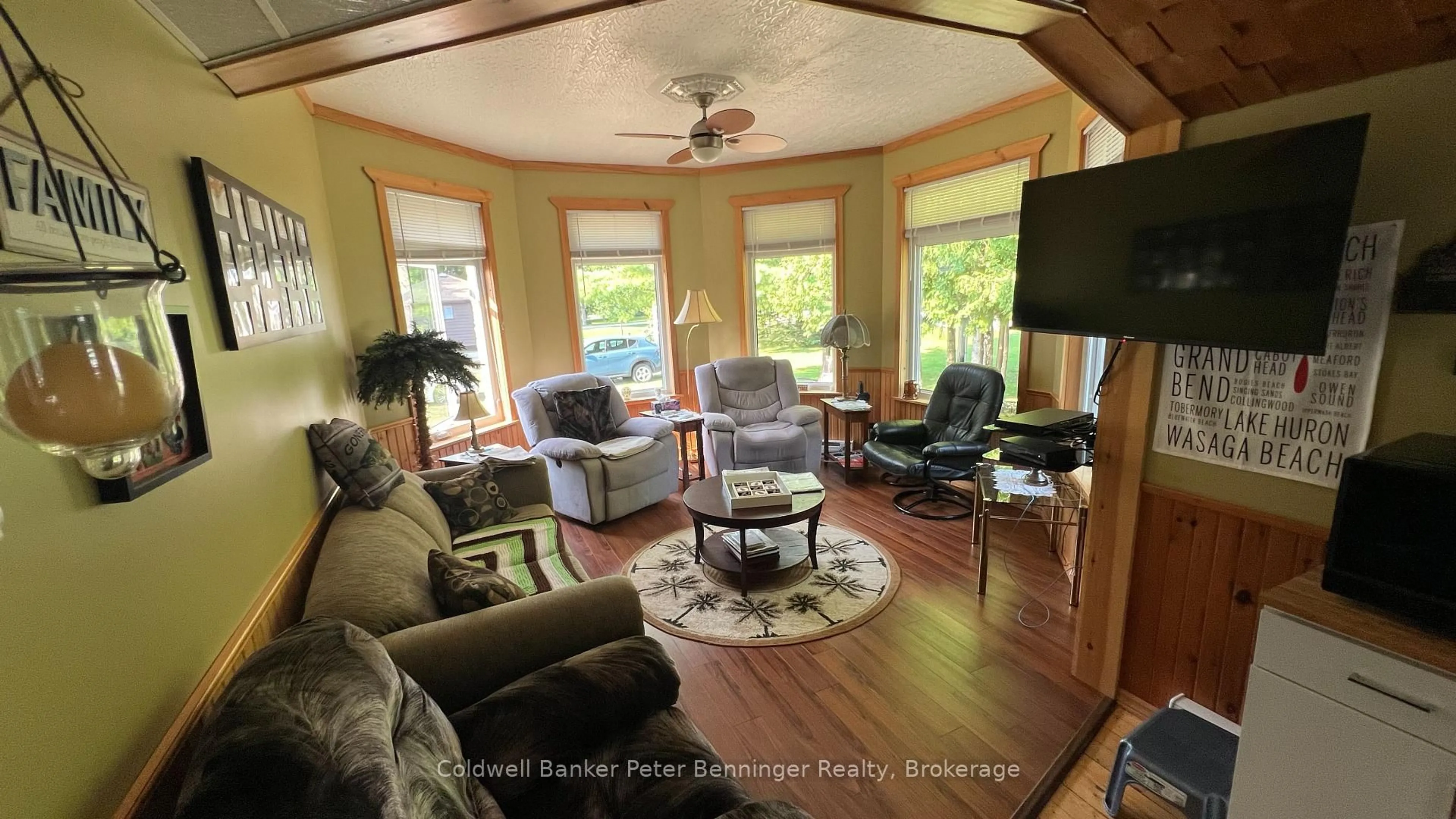Living room with furniture, unknown for 810 Second Ave, South Bruce Peninsula Ontario N0H 2G0