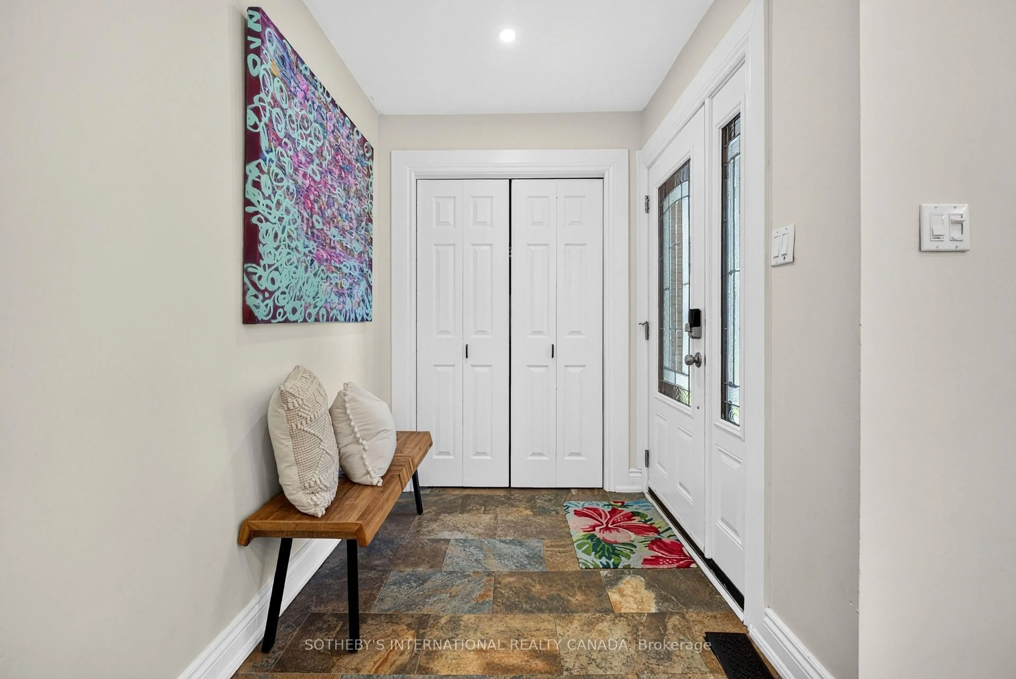 Indoor entryway for 20 Monarch Crt, Hamilton Ontario L9H 3W1