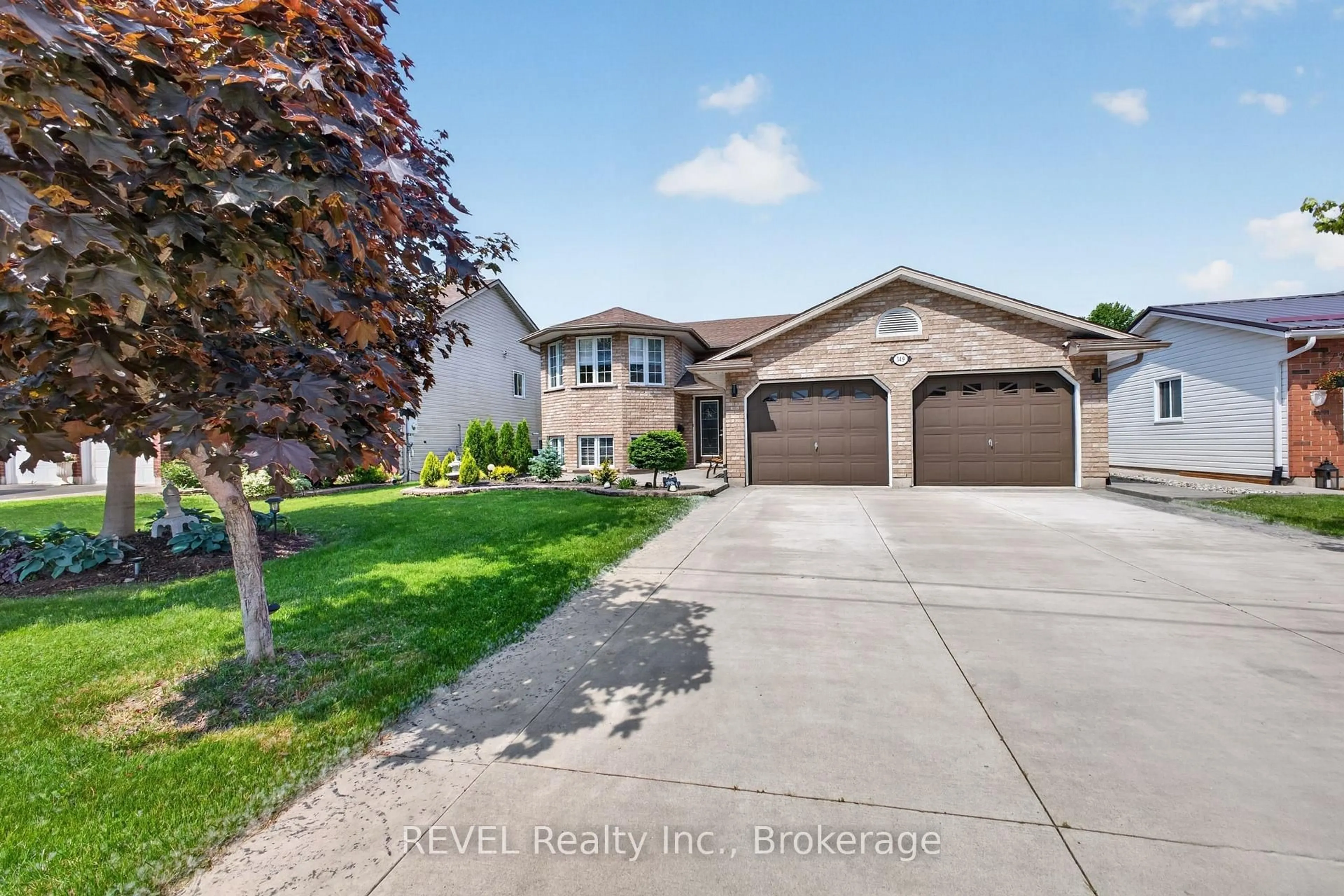 A pic from outside/outdoor area/front of a property/back of a property/a pic from drone, street for 349 SCOTT Ave, Fort Erie Ontario L2A 5E5