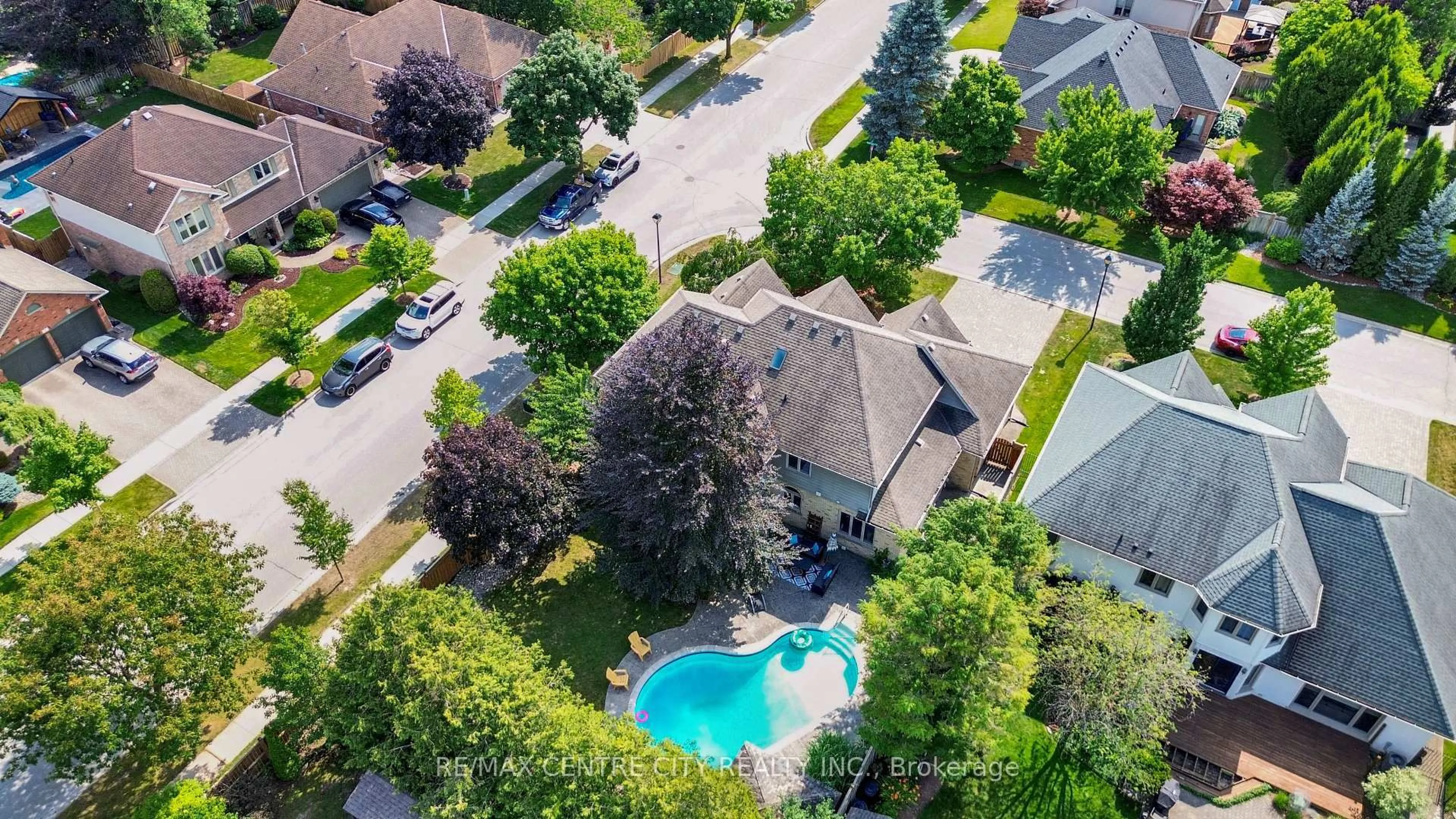 A pic from outside/outdoor area/front of a property/back of a property/a pic from drone, street for 2 HAVENWOOD Way, London North Ontario N6H 5C2