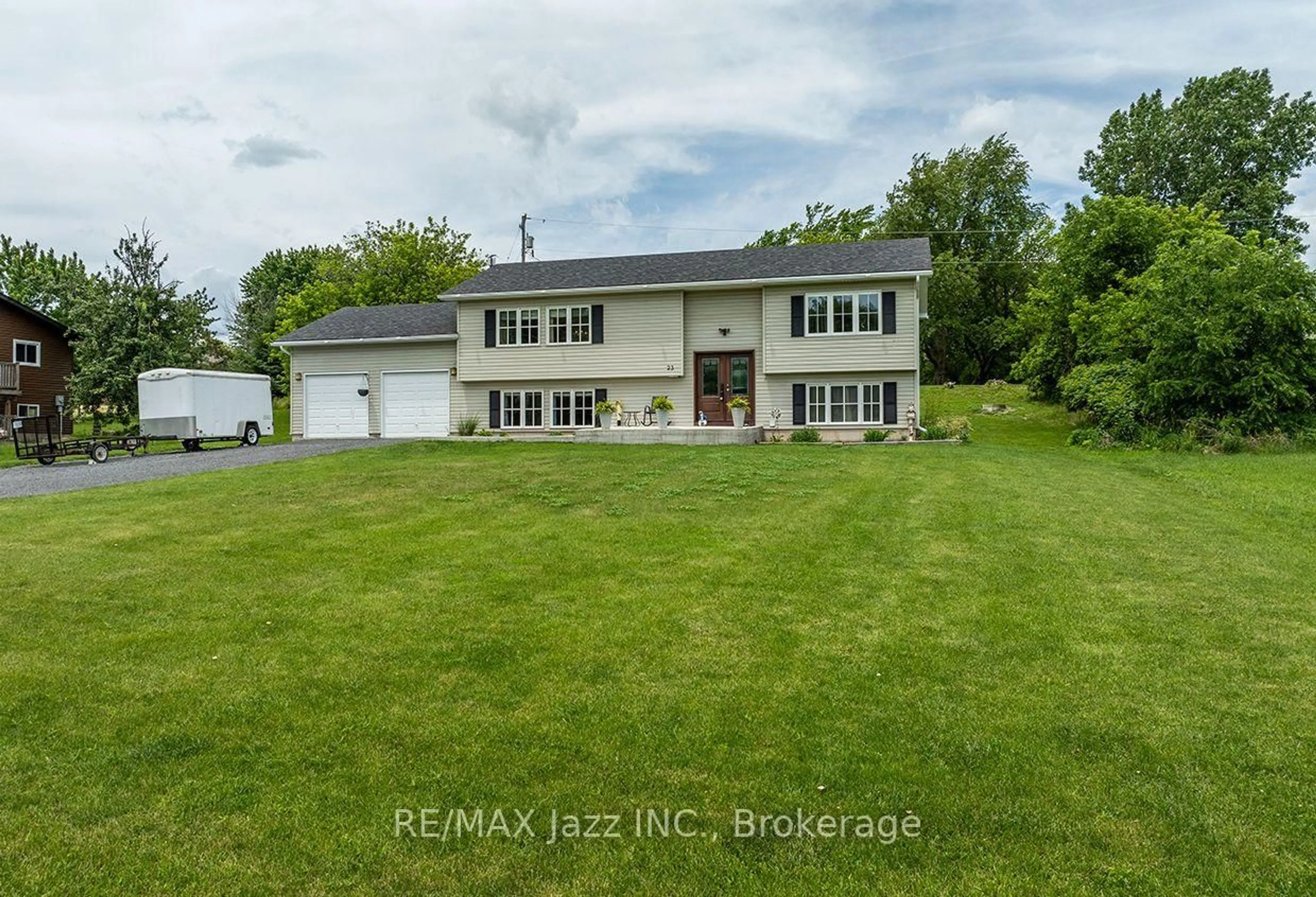 A pic from outside/outdoor area/front of a property/back of a property/a pic from drone, water/lake/river/ocean view for 23 Bayview Dr, Napanee Ontario K7R 3K8