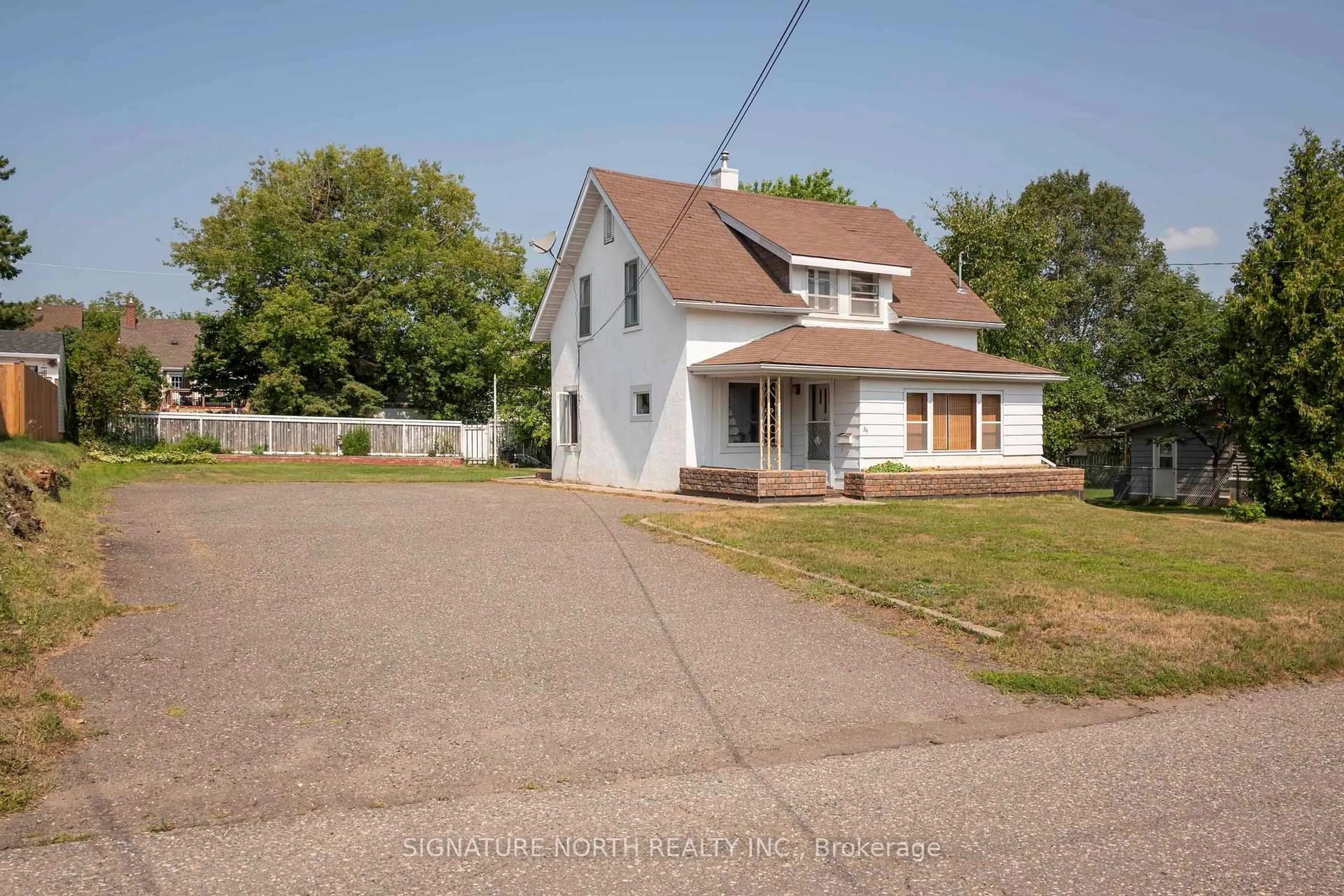 A pic from outside/outdoor area/front of a property/back of a property/a pic from drone, street for 34 Knight St, Thunder Bay Ontario P7A 5M2