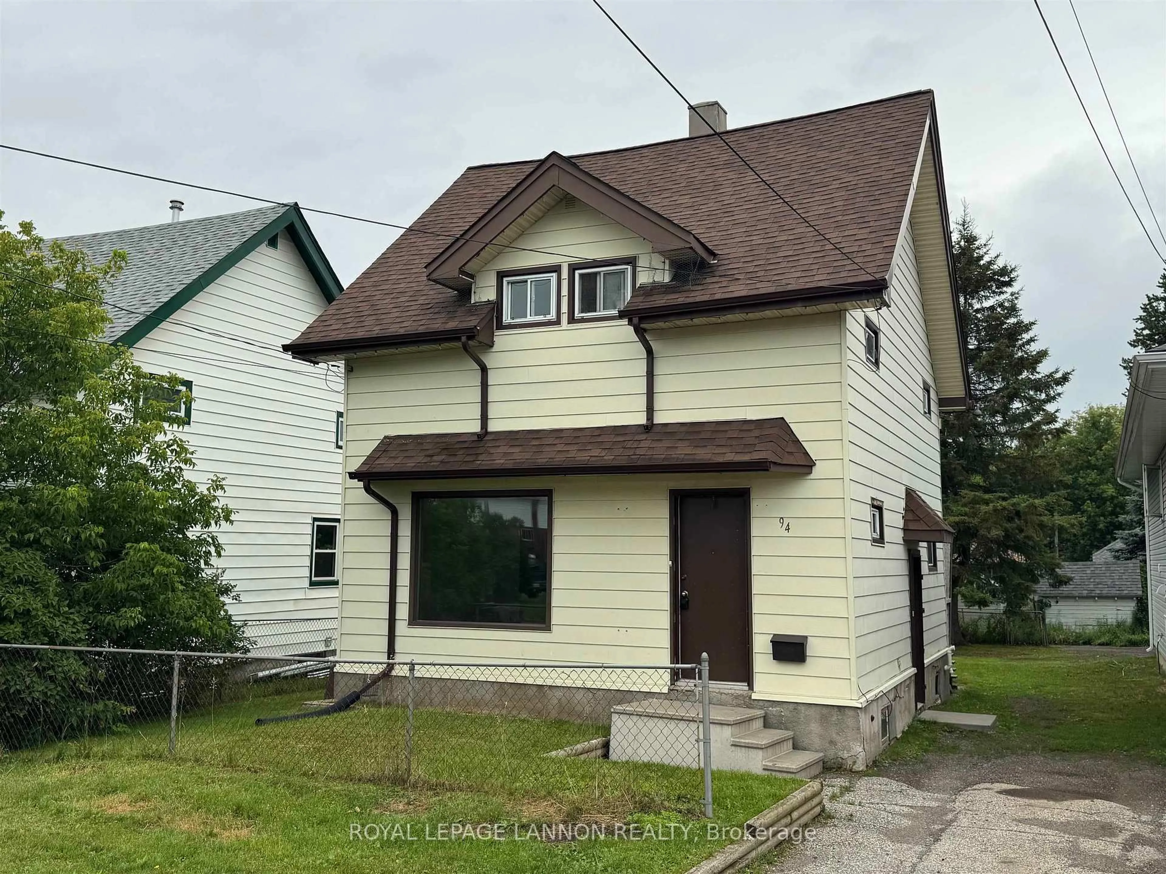 A pic from outside/outdoor area/front of a property/back of a property/a pic from drone, street for 94 Empress Ave. S., Thunder Bay Ontario P7B 5N3