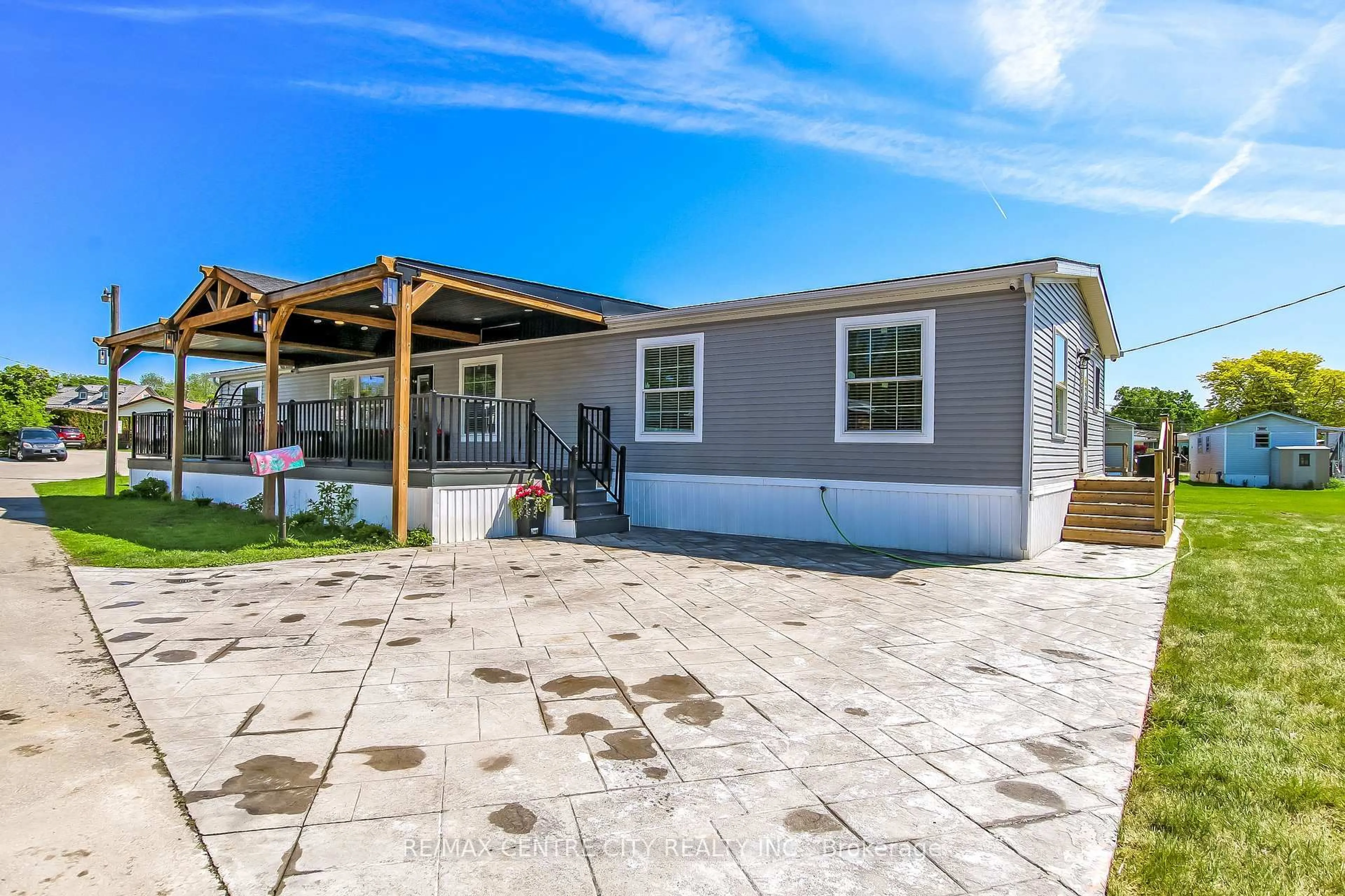 Home with vinyl exterior material, street for 198 Springbank Dr #201, London South Ontario N6J 1G1