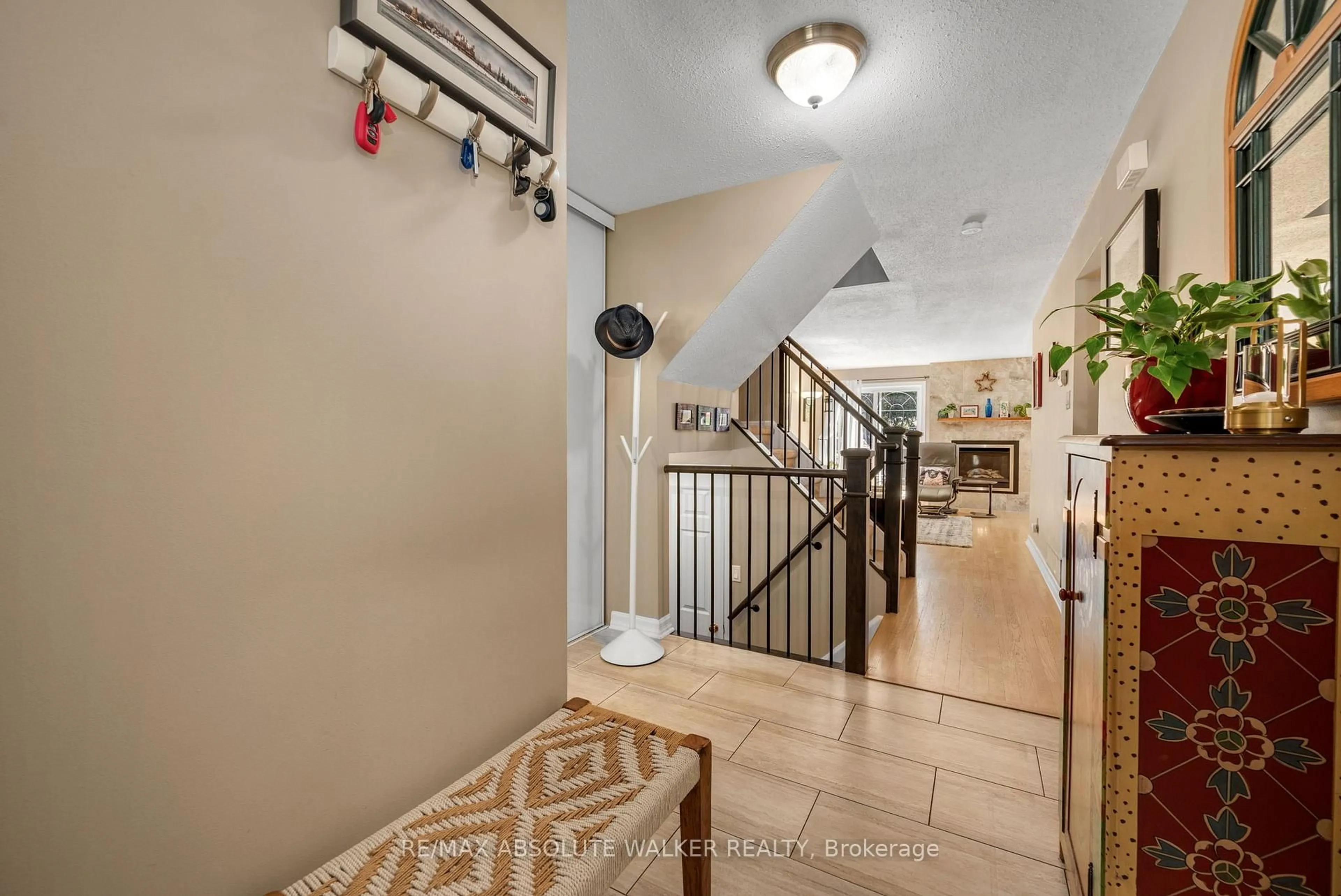 Indoor entryway for 1546 Meadowfield Pl, Orleans Ontario K1C 5V9