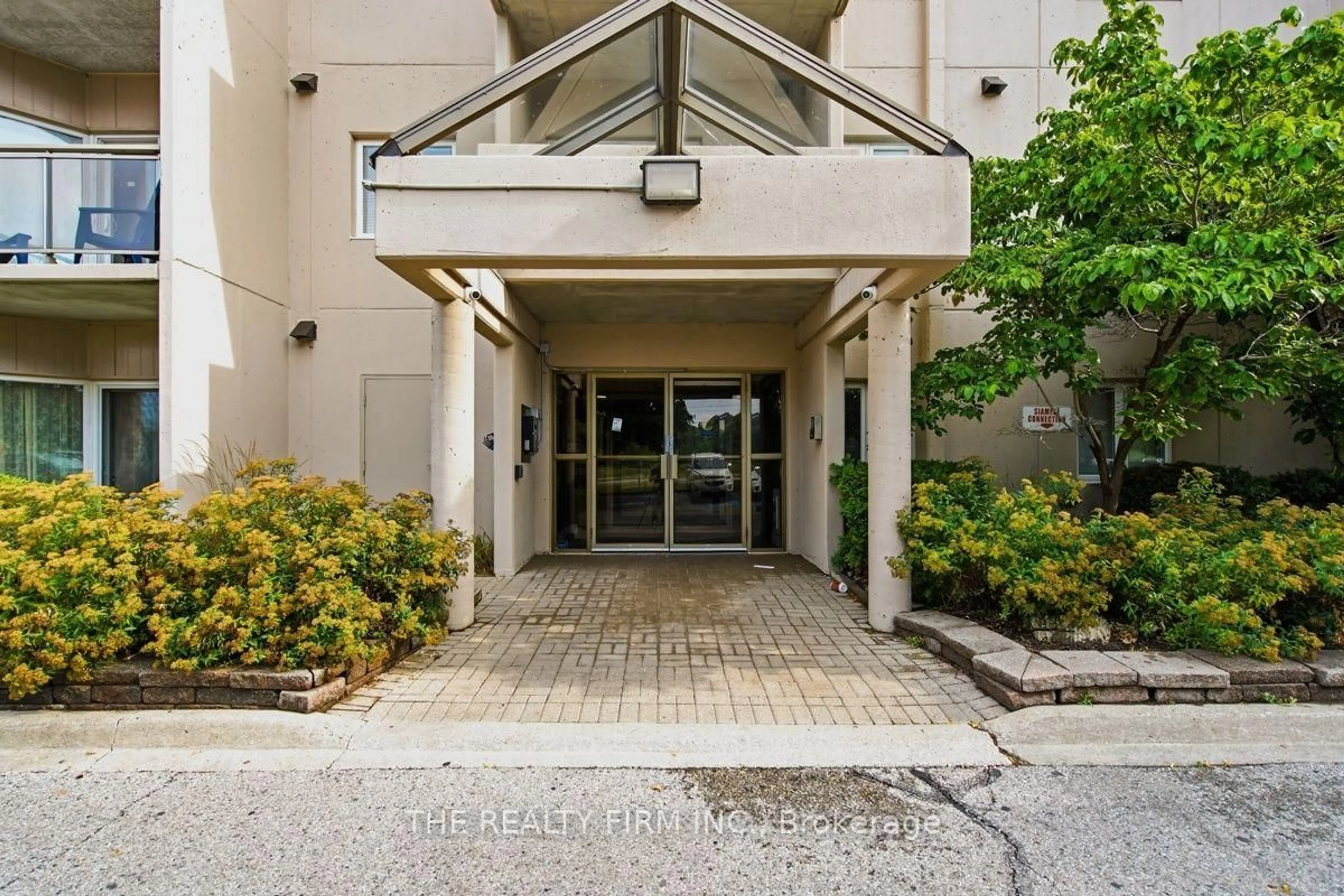 Indoor foyer for 858 Commissioners Rd #1206, London South Ontario N6C 5Y5