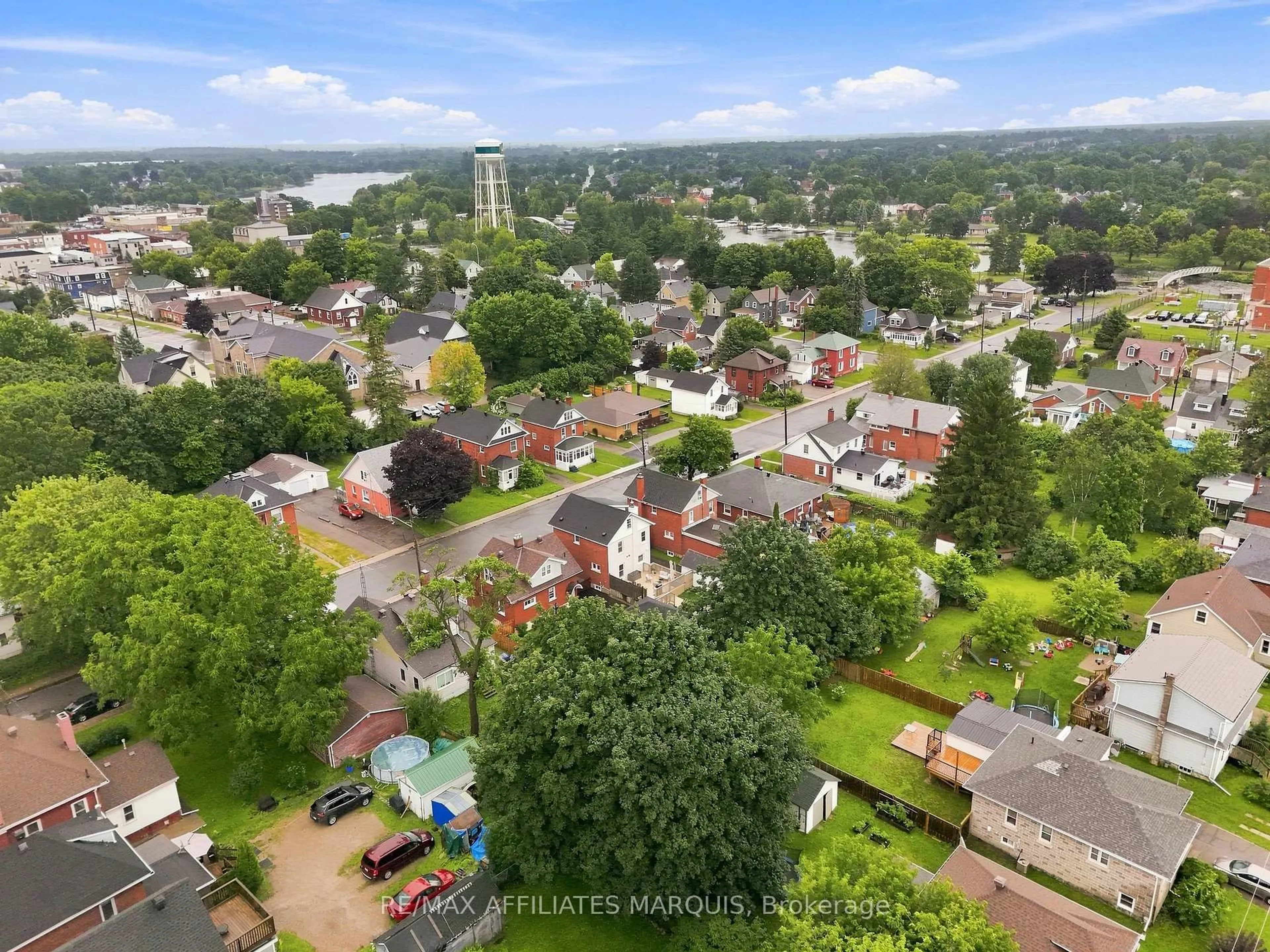 A pic from outside/outdoor area/front of a property/back of a property/a pic from drone, unknown for 20 James St, Smiths Falls Ontario K7A 1W8