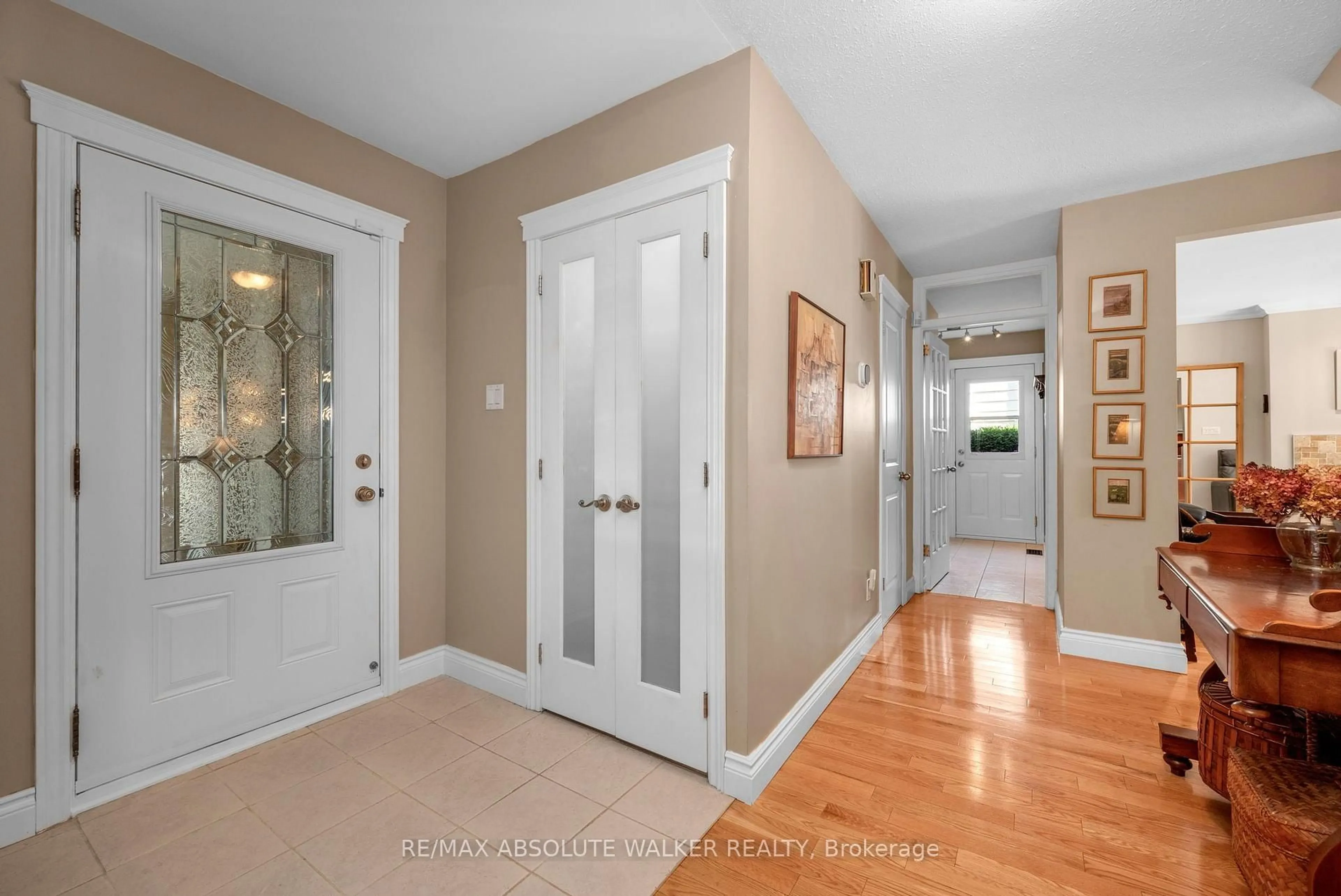 Indoor entryway for 53 Northpark Dr, Ottawa Ontario K1B 3R7