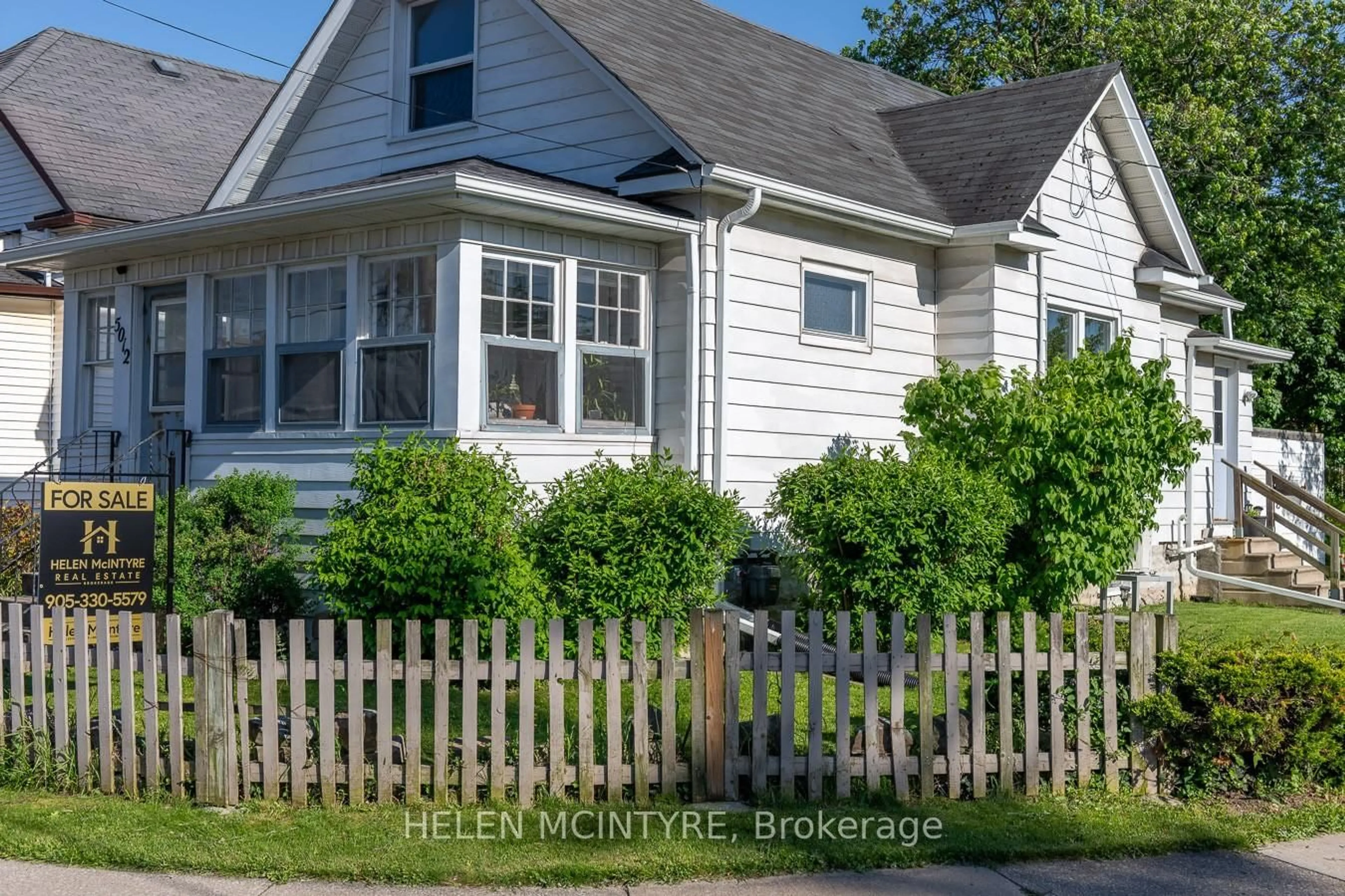 Home with vinyl exterior material, street for 5012 Morrison St, Niagara Falls Ontario L2E 2C6