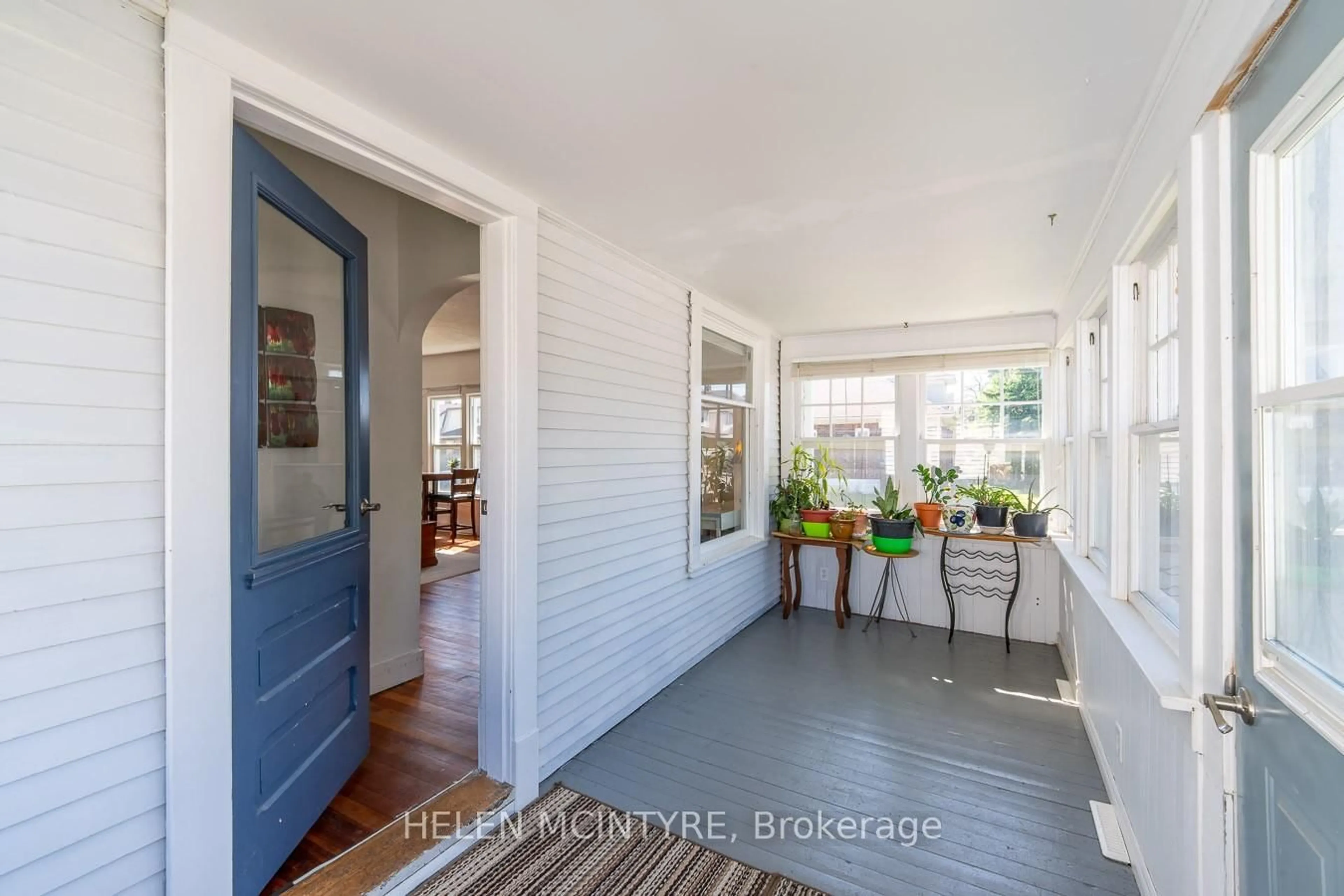 Indoor entryway for 5012 Morrison St, Niagara Falls Ontario L2E 2C6
