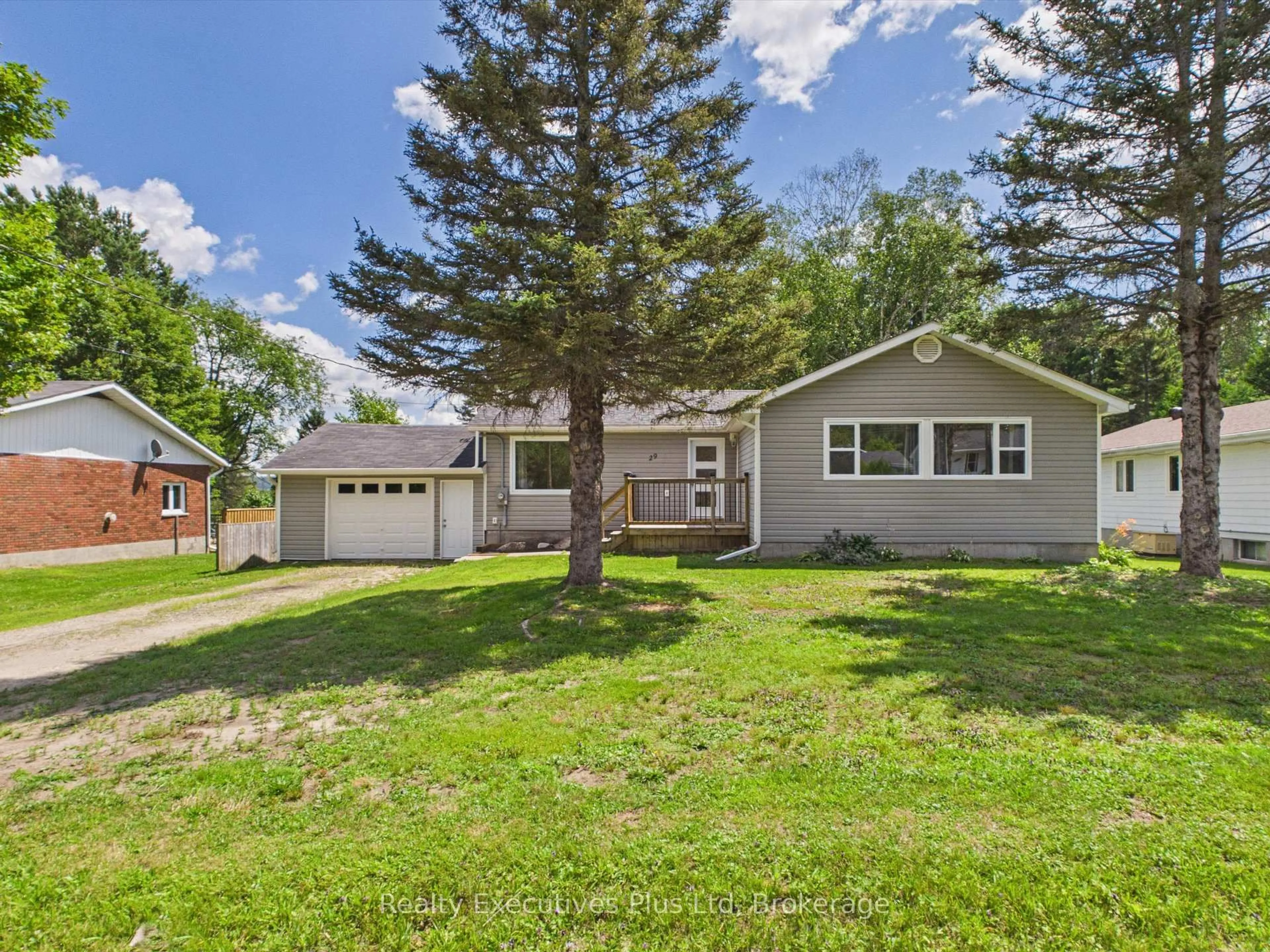 A pic from outside/outdoor area/front of a property/back of a property/a pic from drone, street for 29 Queen St, Sundridge Ontario P0A 1Z0