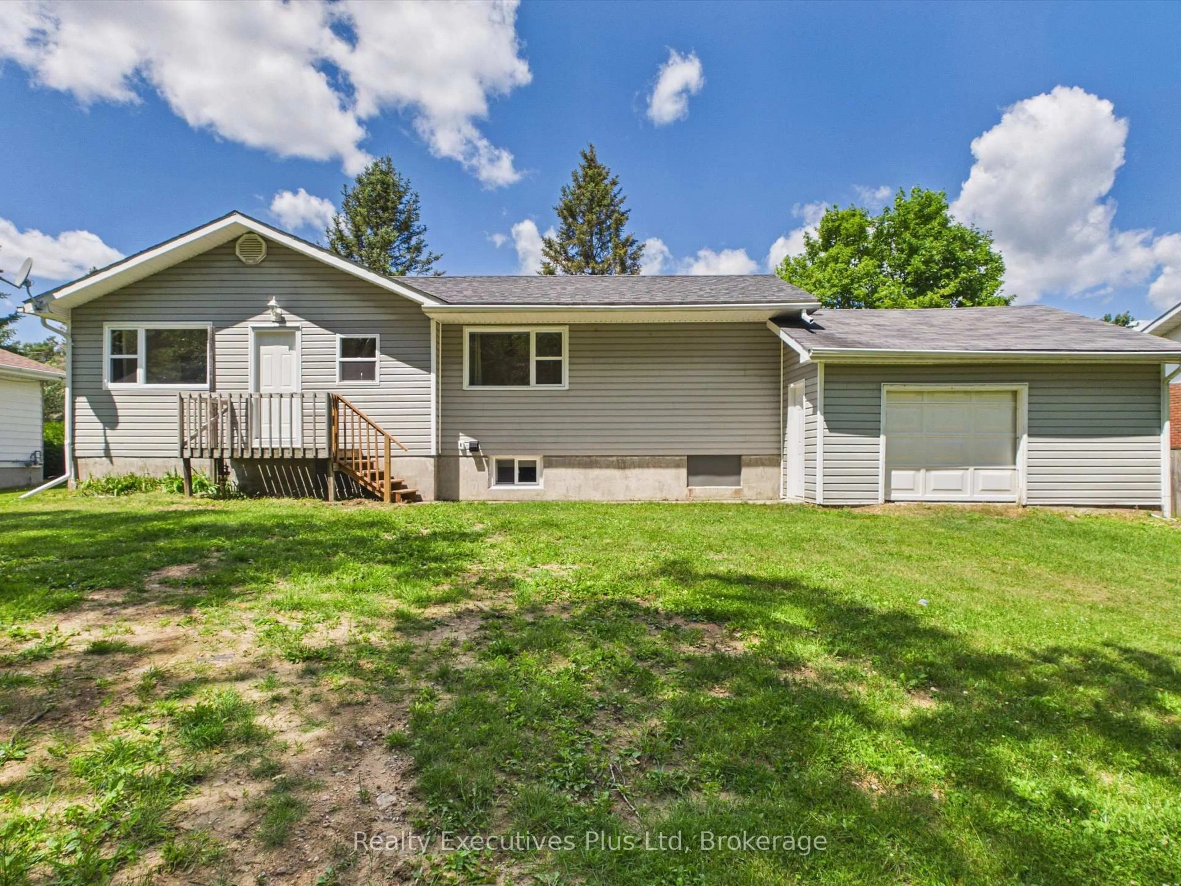 A pic from outside/outdoor area/front of a property/back of a property/a pic from drone, street for 29 Queen St, Sundridge Ontario P0A 1Z0