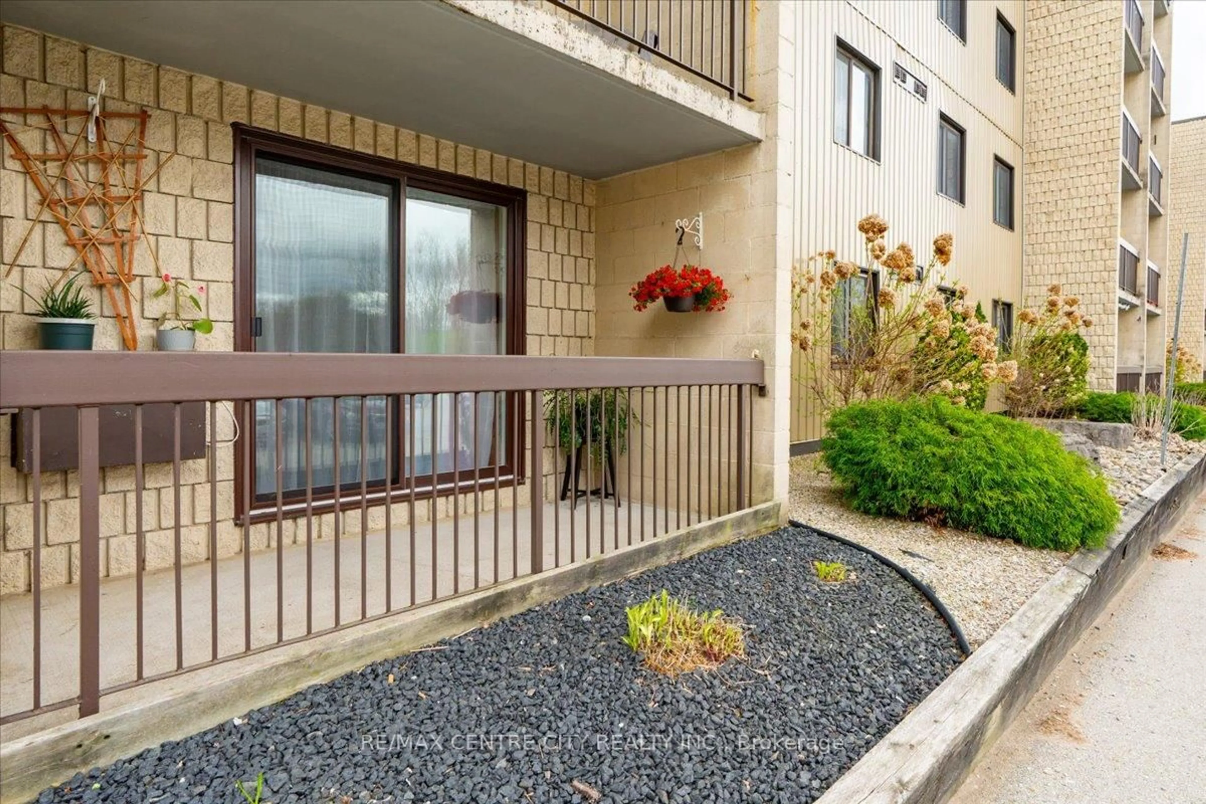 Patio, street for 31 Victoria St #102, Strathroy-Caradoc Ontario N7G 3Y4