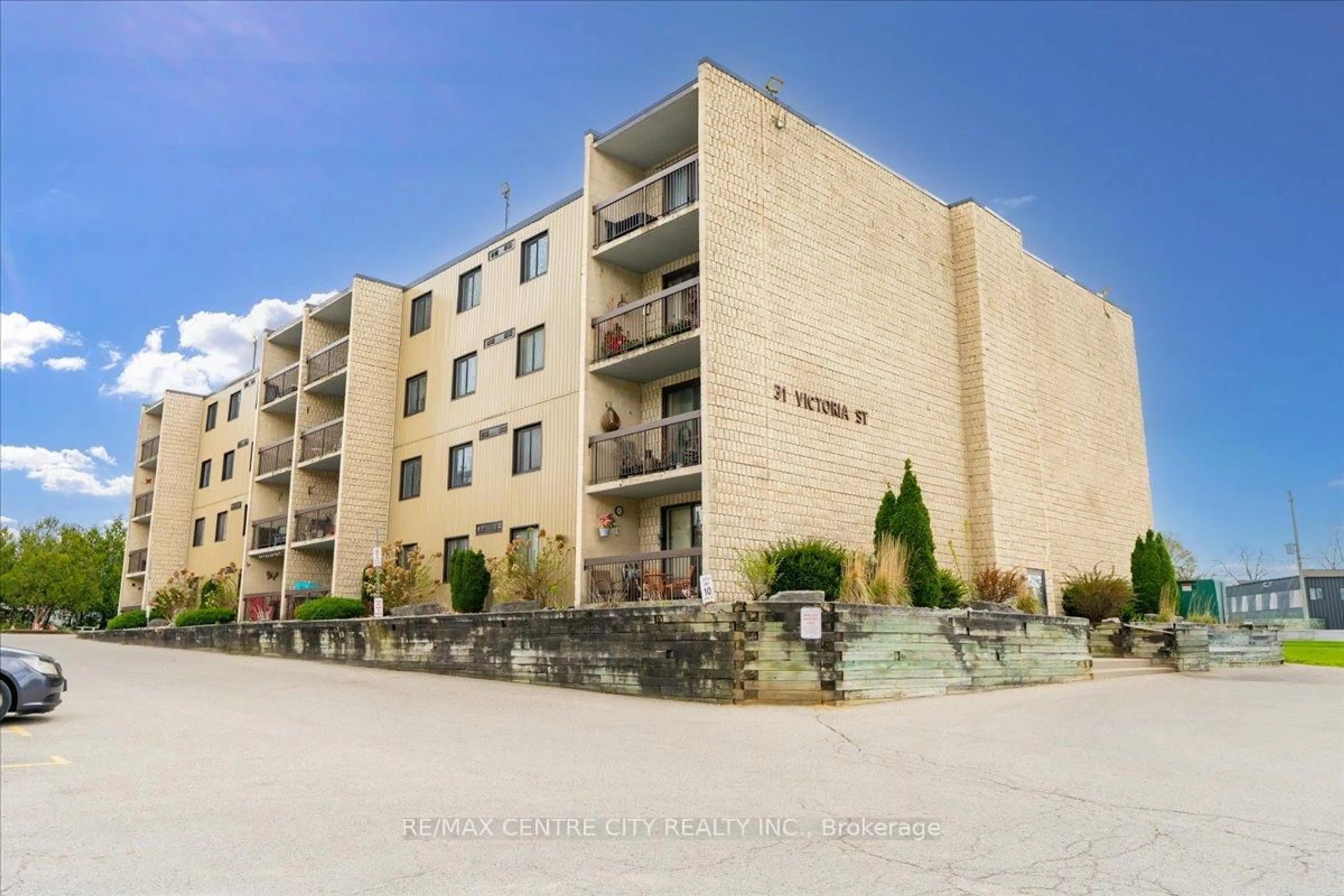Patio, building for 31 Victoria St #102, Strathroy-Caradoc Ontario N7G 3Y4