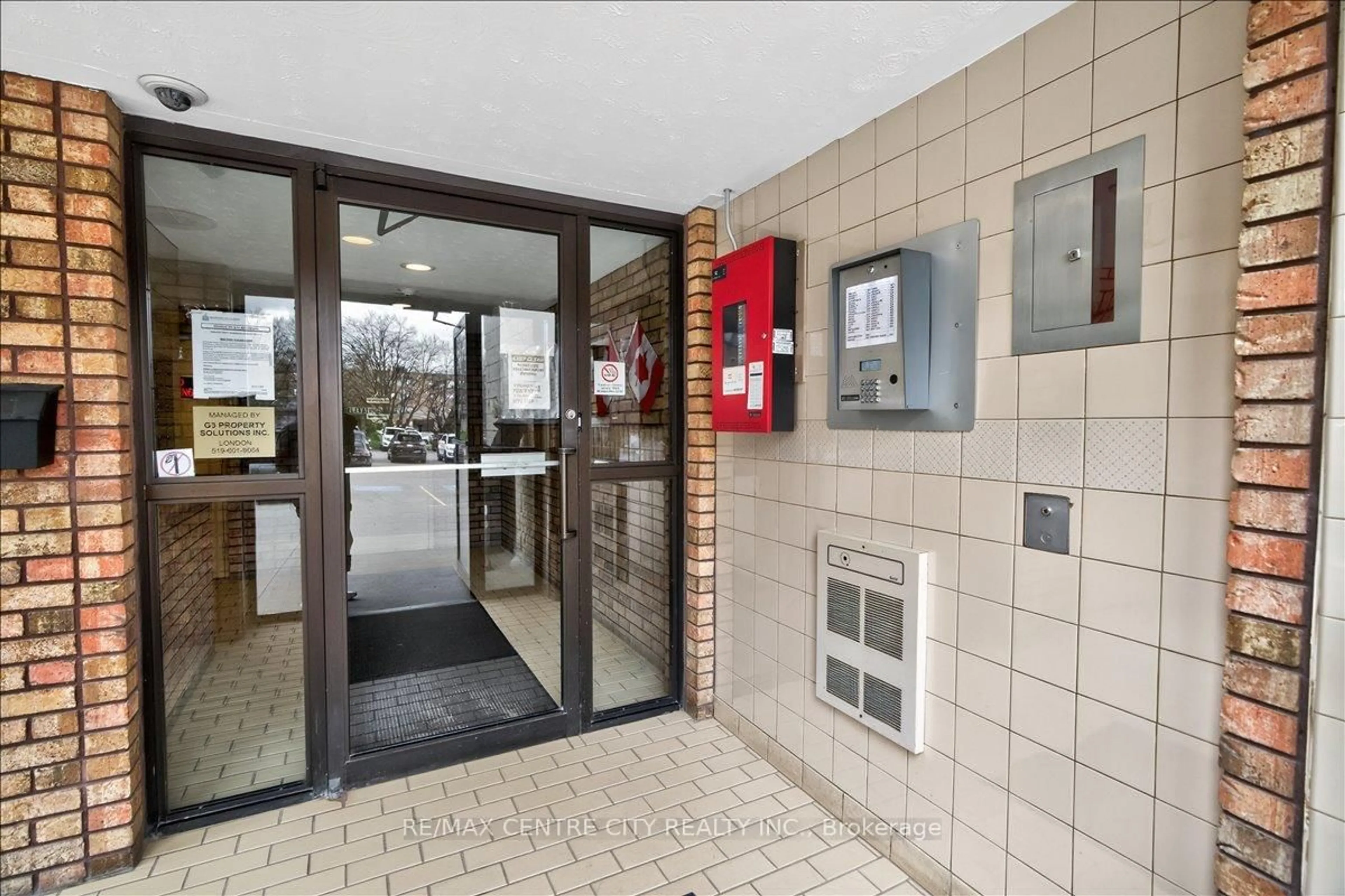 Indoor foyer for 31 Victoria St #102, Strathroy-Caradoc Ontario N7G 3Y4
