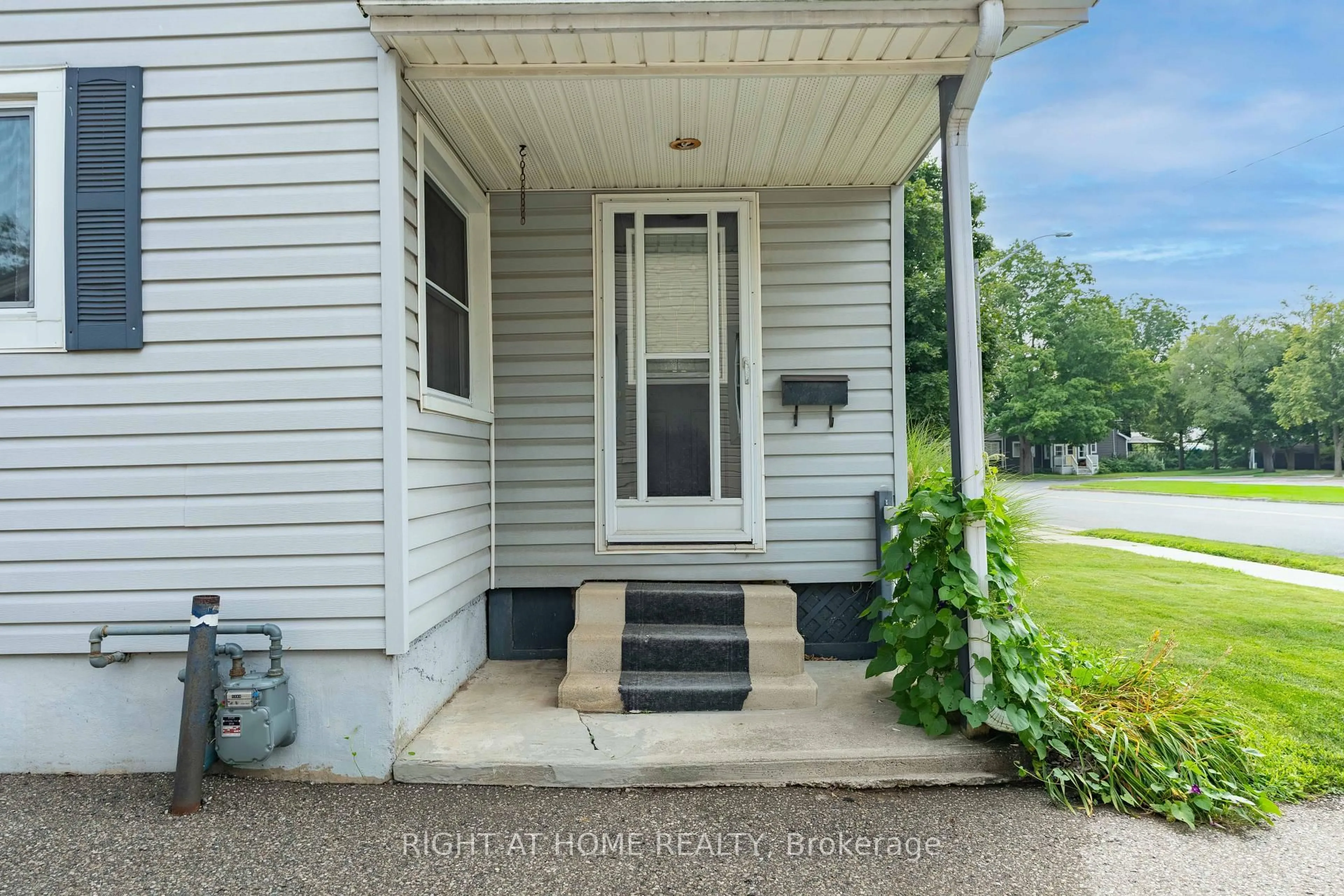 Unknown for 335 Talbot St, Aylmer Ontario N5H 1J1