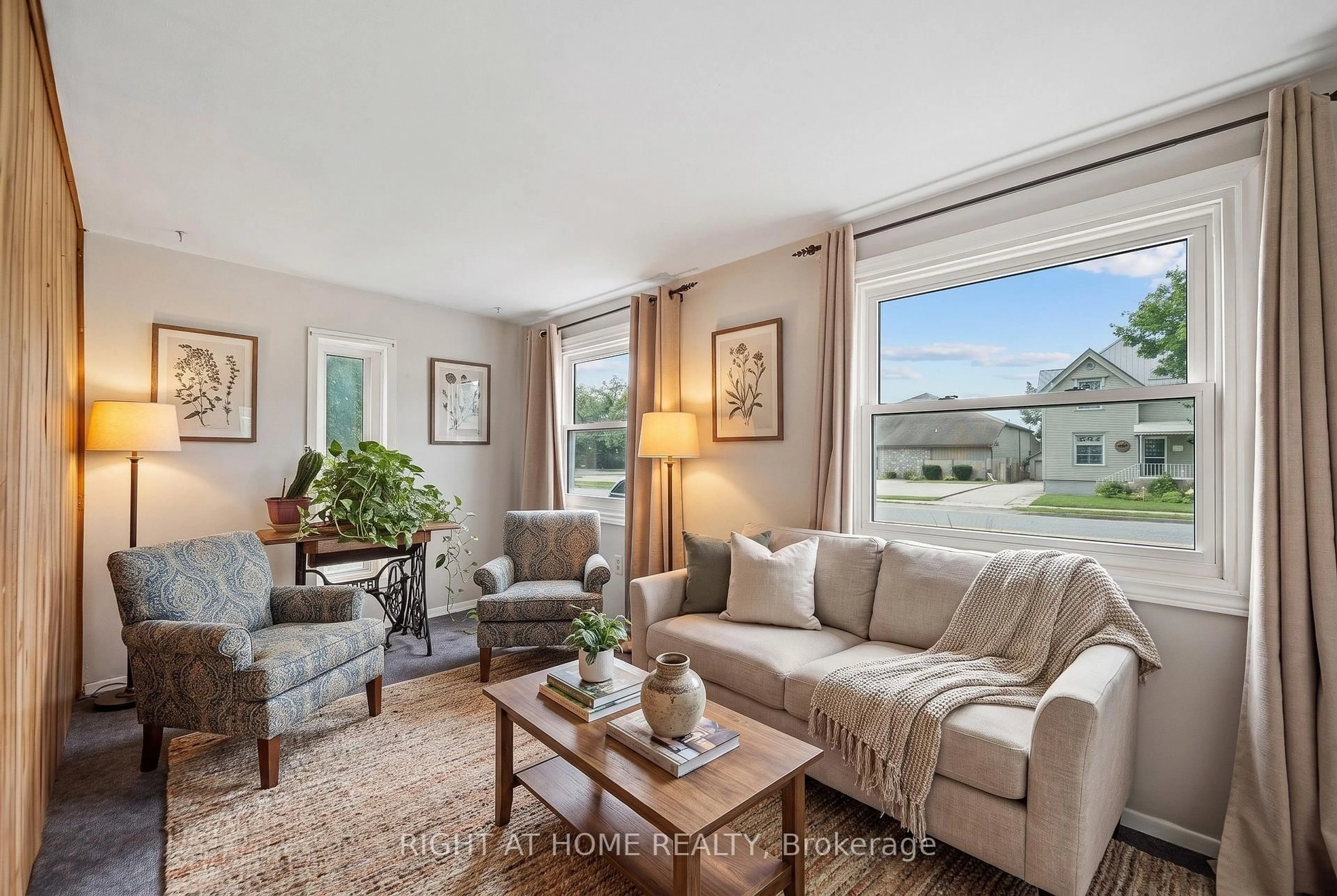 Living room with furniture, unknown for 335 Talbot St, Aylmer Ontario N5H 1J1