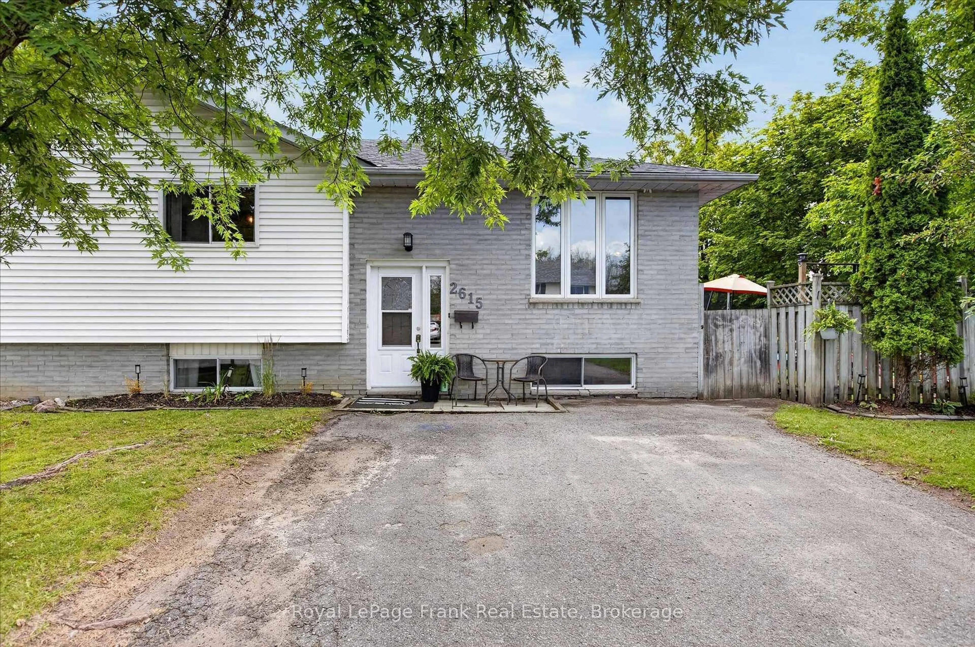 A pic from outside/outdoor area/front of a property/back of a property/a pic from drone, street for 2615 Foxmeadow Rd, Peterborough Ontario K9L 1X3