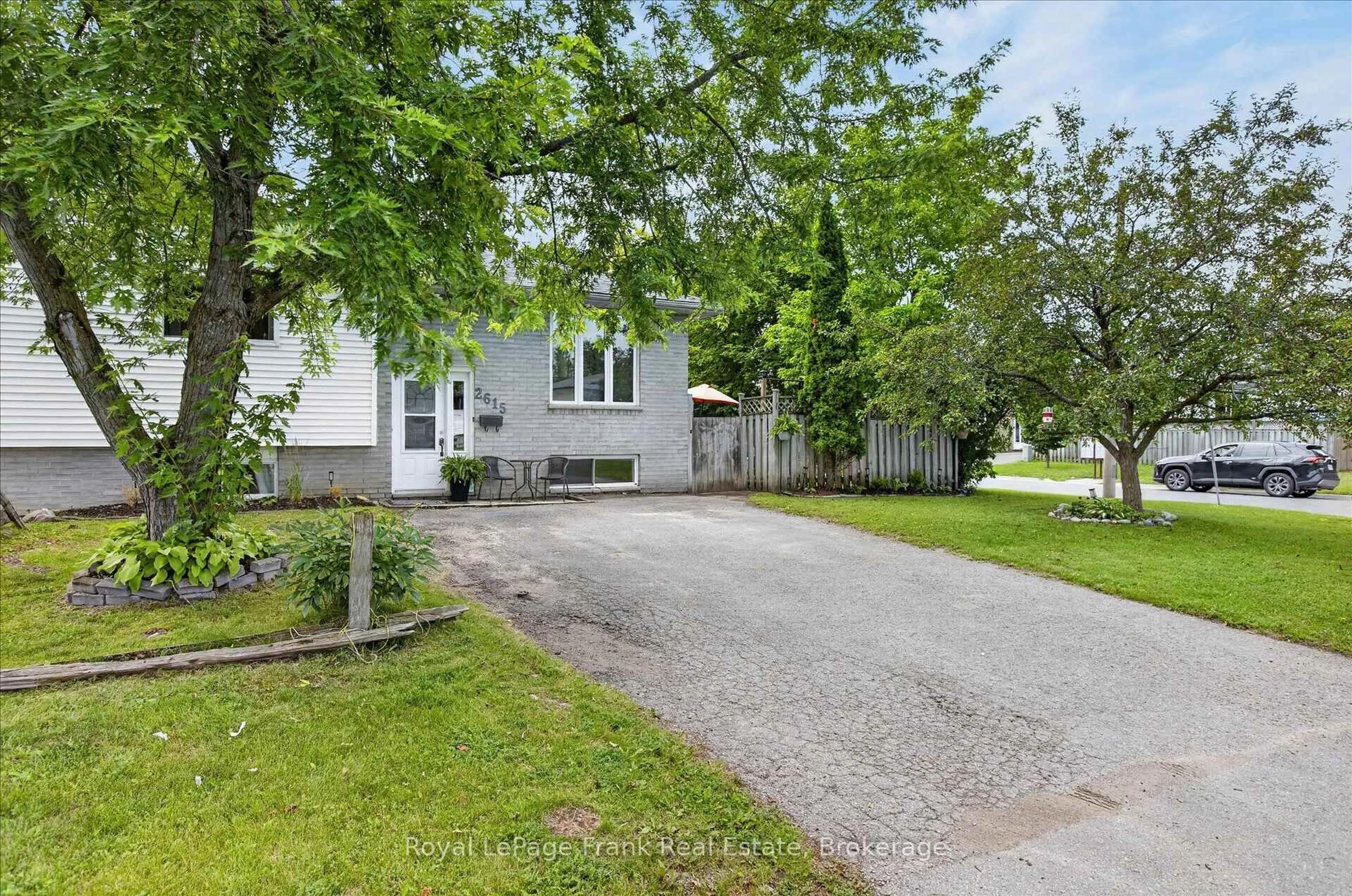 A pic from outside/outdoor area/front of a property/back of a property/a pic from drone, street for 2615 Foxmeadow Rd, Peterborough Ontario K9L 1X3