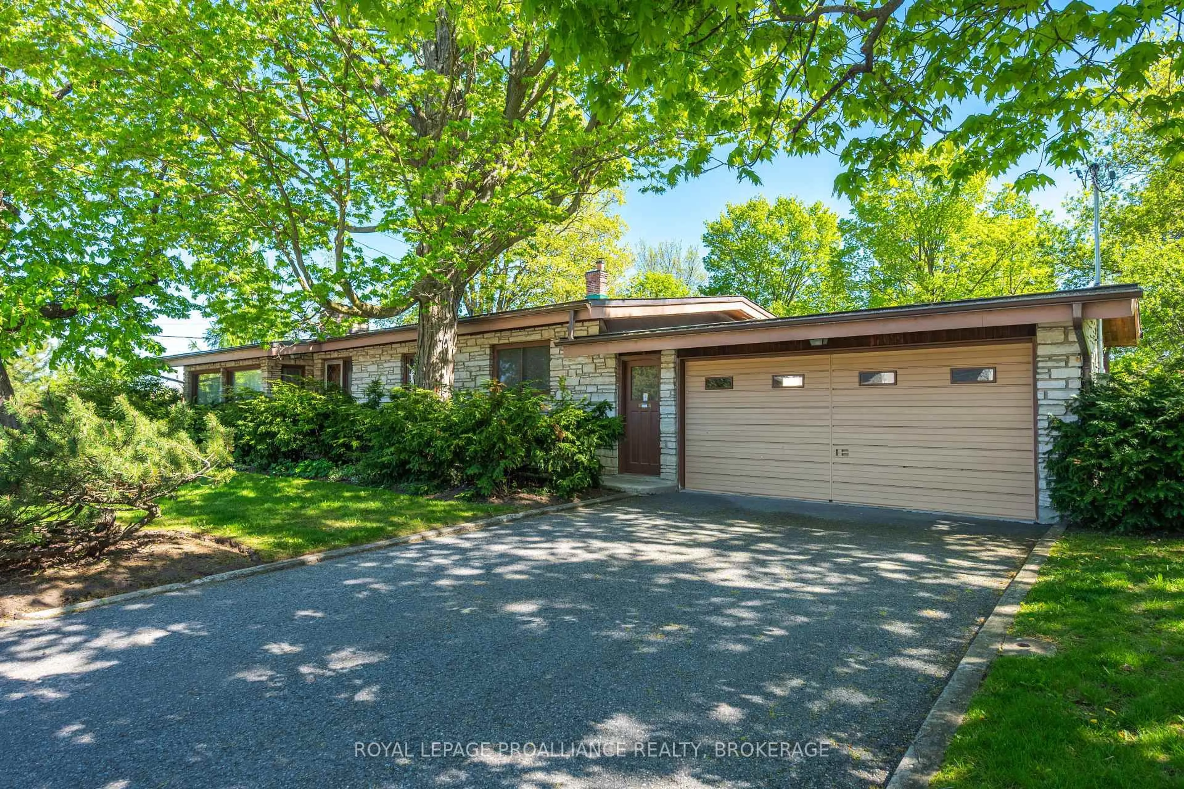 Unknown for 2 Churchill St, Kingston Ontario K7M 2K5