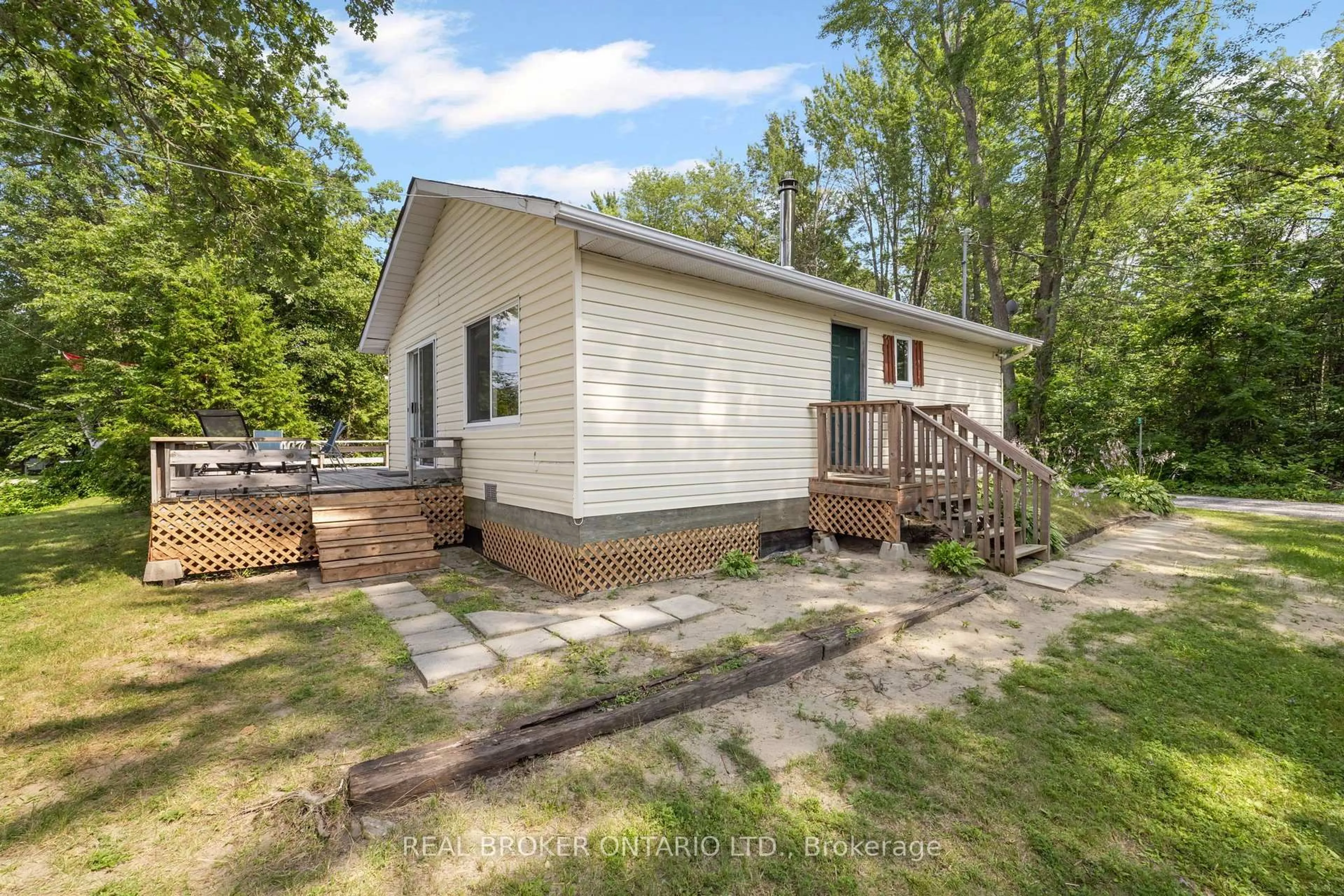 Home with vinyl exterior material, unknown for 351 Leavoy Lane, Renfrew Ontario K7V 3Z8