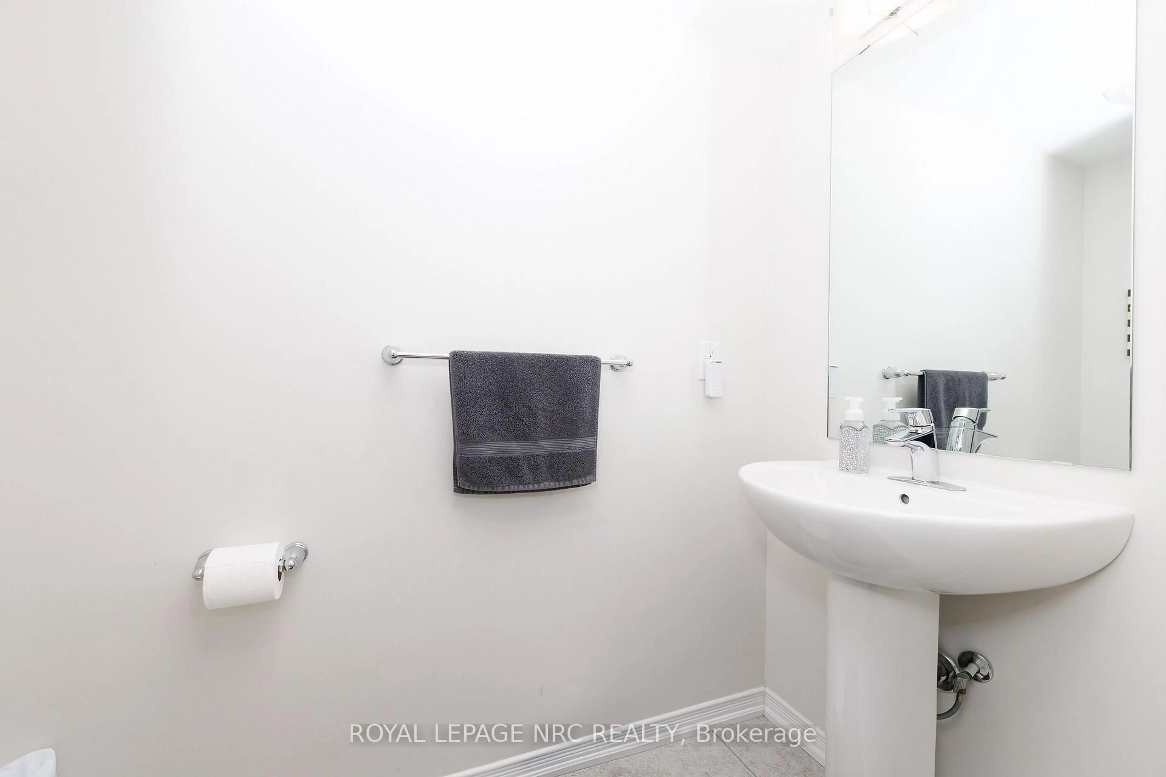 Standard bathroom, floor is not visible for 7794 White Pine Cres, Niagara Falls Ontario L2H 3R4